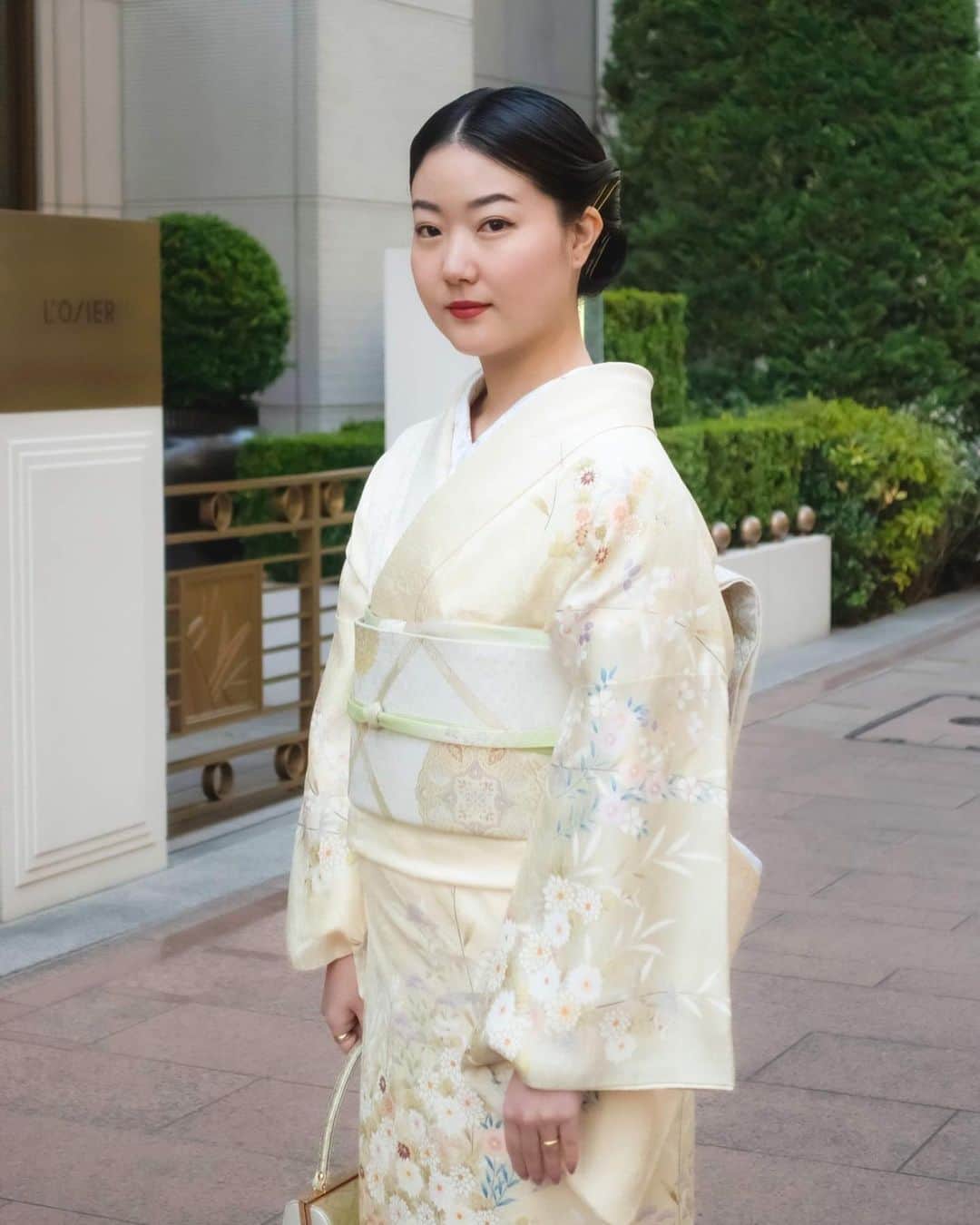石井リナさんのインスタグラム写真 - (石井リナInstagram)「今回の着物は、銀座の着物興栄さんにお世話になりました👘 @kimonokouei8   高品質の正絹の着物がたくさんあり、スタッフの皆さんがとても親切で、着付けの時間も早く、また着物が着る機会があれば、ぜひお伺いしたいと思ってます。  あと、ヘアスタイルはいつもお世話になっているまるおちゃん。 @maruo11 @skavati_maruo   「きちんと感を出しつつ〜着物だしカルティエのディナーなのでいつもよりは飛ばし過ぎない感じで〜でもシンプルだとつまらなくて〜」という私の難解なオーダーに今回も応えてくれました。  気づいたらサイドがフィンガーウェーブになっていて、後ろは髪の毛が短いのに、うまいことくるっとまとめてくれました👏  本当にいつもありがとう！  まるおちゃんにお願いしてきた、ヘアセットは #まるおによるリナのヘアセット というタグでまとめてるんですが、いつも共同作品のような気持ちが芽生えてる🌱（私は座ってるだけだけど）」3月10日 21時37分 - rina_ishii_99