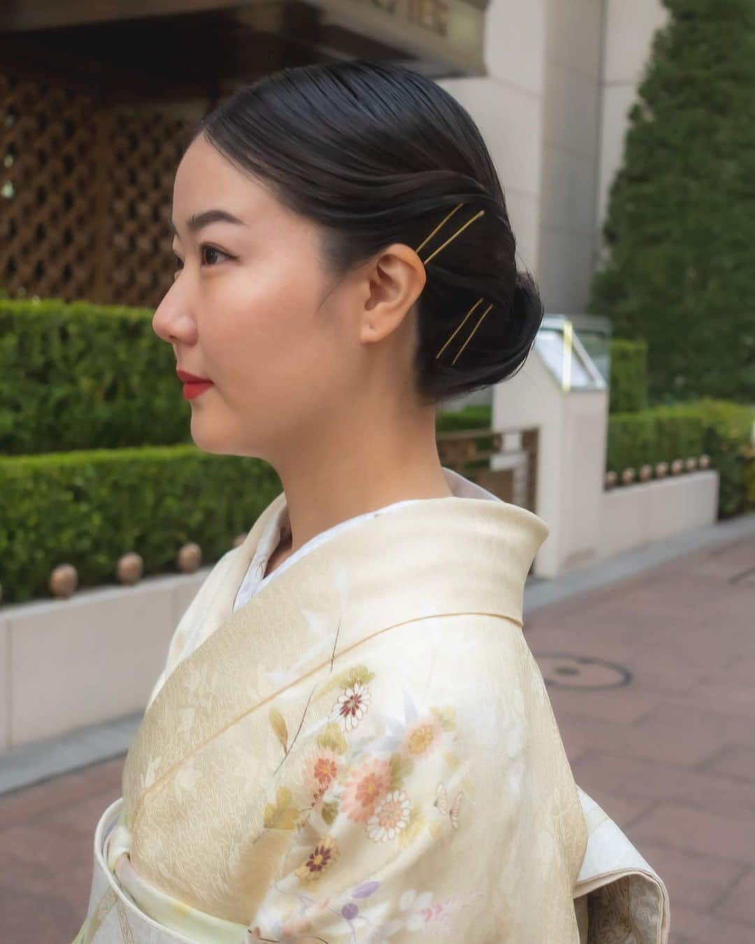 石井リナのインスタグラム：「今回の着物は、銀座の着物興栄さんにお世話になりました👘 @kimonokouei8   高品質の正絹の着物がたくさんあり、スタッフの皆さんがとても親切で、着付けの時間も早く、また着物が着る機会があれば、ぜひお伺いしたいと思ってます。  あと、ヘアスタイルはいつもお世話になっているまるおちゃん。 @maruo11 @skavati_maruo   「きちんと感を出しつつ〜着物だしカルティエのディナーなのでいつもよりは飛ばし過ぎない感じで〜でもシンプルだとつまらなくて〜」という私の難解なオーダーに今回も応えてくれました。  気づいたらサイドがフィンガーウェーブになっていて、後ろは髪の毛が短いのに、うまいことくるっとまとめてくれました👏  本当にいつもありがとう！  まるおちゃんにお願いしてきた、ヘアセットは #まるおによるリナのヘアセット というタグでまとめてるんですが、いつも共同作品のような気持ちが芽生えてる🌱（私は座ってるだけだけど）」