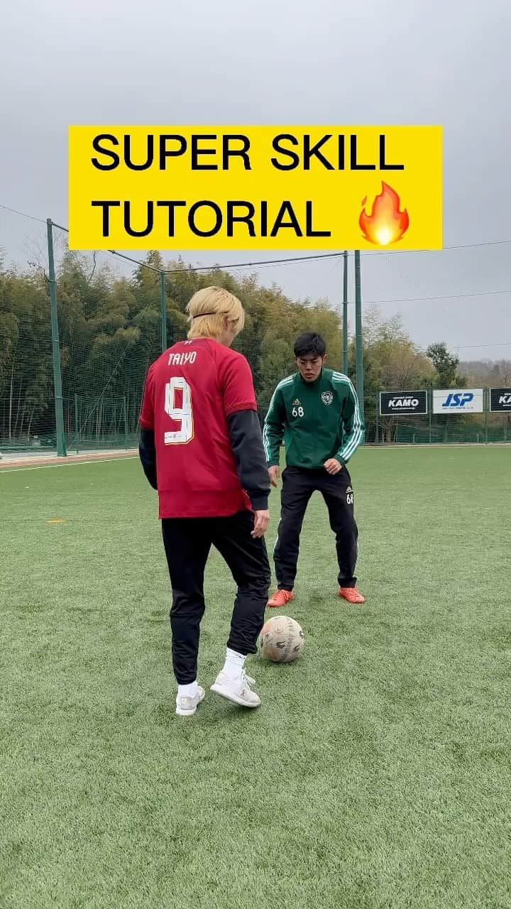 のインスタグラム：「SUPER SKILL TUTORIAL 🔥  #soccer#football #footballskillsfootballtraining #영철 #축구#축구선수 #축구유니폼 #sepakbola #sepakboladunia #sepakbolaindonesia #futebol #futebolarte」