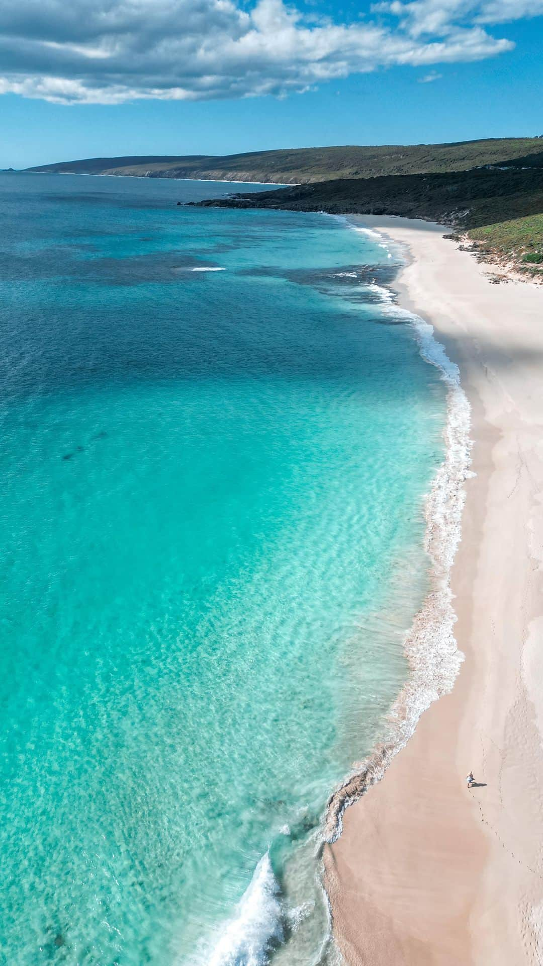 のインスタグラム：「Where luxury and the wilderness meet @smiths_beach_resort 🌊 Nestled within stunning national forest with the most pristine beach on your doorstep   We’ve been visiting this spectacular place since the kids were little. It holds so many cherished memories for us all. Every time we come back we reminisce and create new joyous moments that will live forever in our hearts.   Smiths is the ideal place for the adventurer and those wanting to slow down and retreat. You can surf, hike, paddle, swim, relax by the pool, enjoy a sunset wine on your balcony and watch out for dolphins 🐬   Stay tuned as I’ll be sharing more about our adventures in this region from our favorite hikes, beaches and tours. There is always so much to see and do every single time we visit. But you’ll be so content right here at this magnificent beach and resort it will make it hard to leave.   🎥 @bobbybense   #smithsbeachresort #wathedreamstate #Margaretriver #seeaustralia #australiassouthwest #smithsbeach #travelcommunity #travelblog #luxuryresorts #tlpicks #hotelsandresorts #beautifuldestinations #beautifulhotels #djiglobal #djiminipro3 #dronephotography」