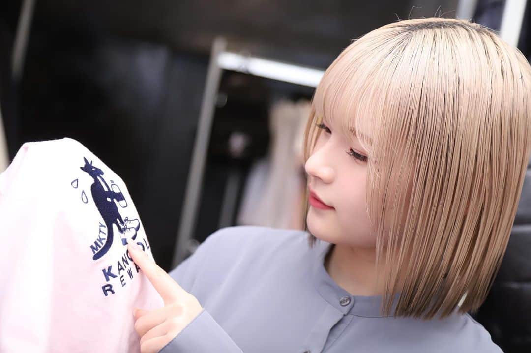 志村美希のインスタグラム：「いっぱい考えたデザイン! 🦘がいっちょまえに厚底履いてランニングしてるの☺️♡  期間限定で KANGOL REWARDさんとのコラボアパレルが販売中です！ サイト覗いてね😼💫(ストーリーハイライトにURLある〼) みんなはどれにしたー😽？」