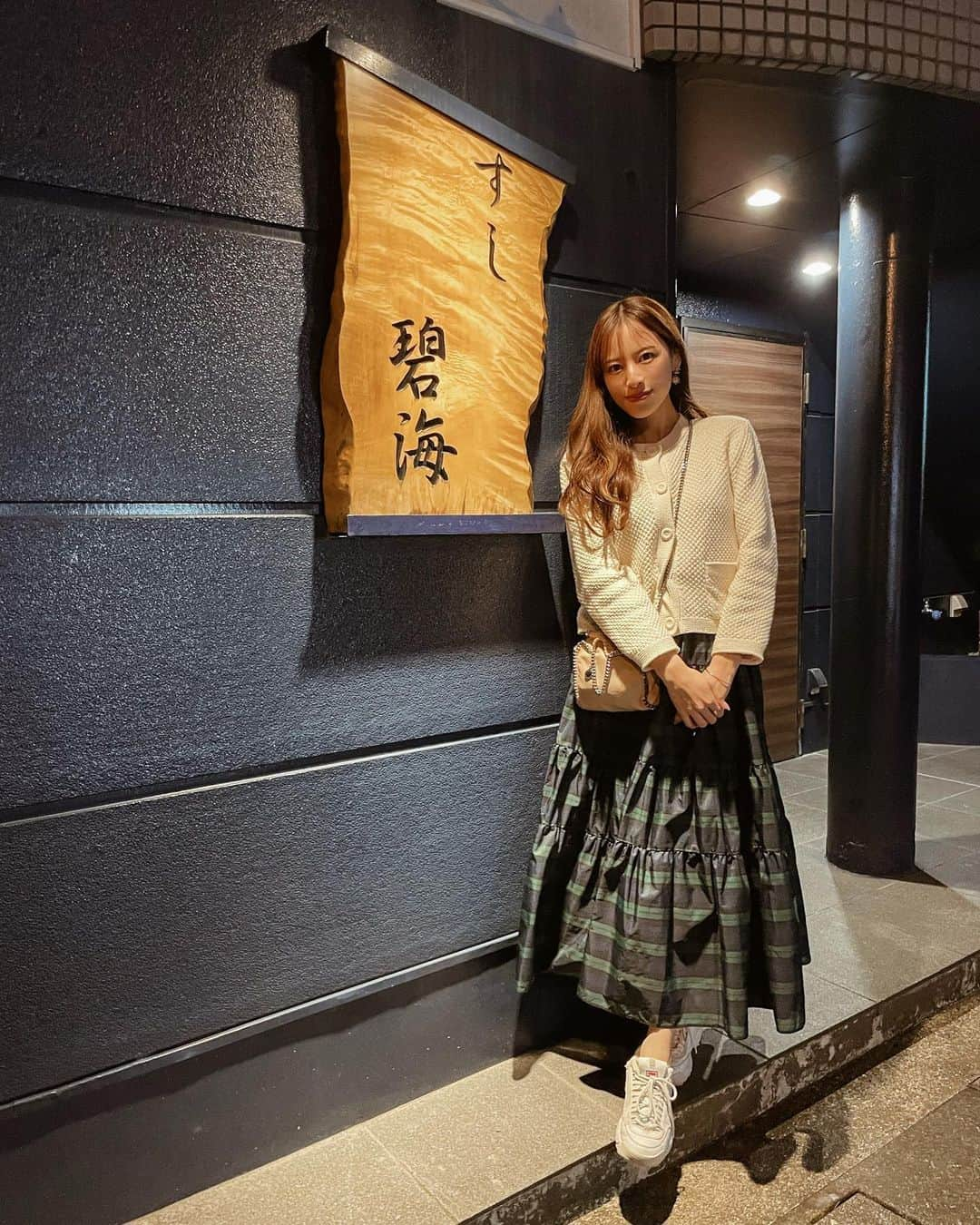 吉岡結紀のインスタグラム：「.   奄美で出会ったお寿司屋さん🍣 　 今まで聞いたことも食べたこともない 地元の食材たくさん食べられて、品数多くて大大大満足🤤  全部美味しすぎた、、、   とっても美味しい＆楽しい で最高の時間だった🥺🍣💛   #奄美大島 #奄美大島旅行 #奄美大島グルメ #お寿司」