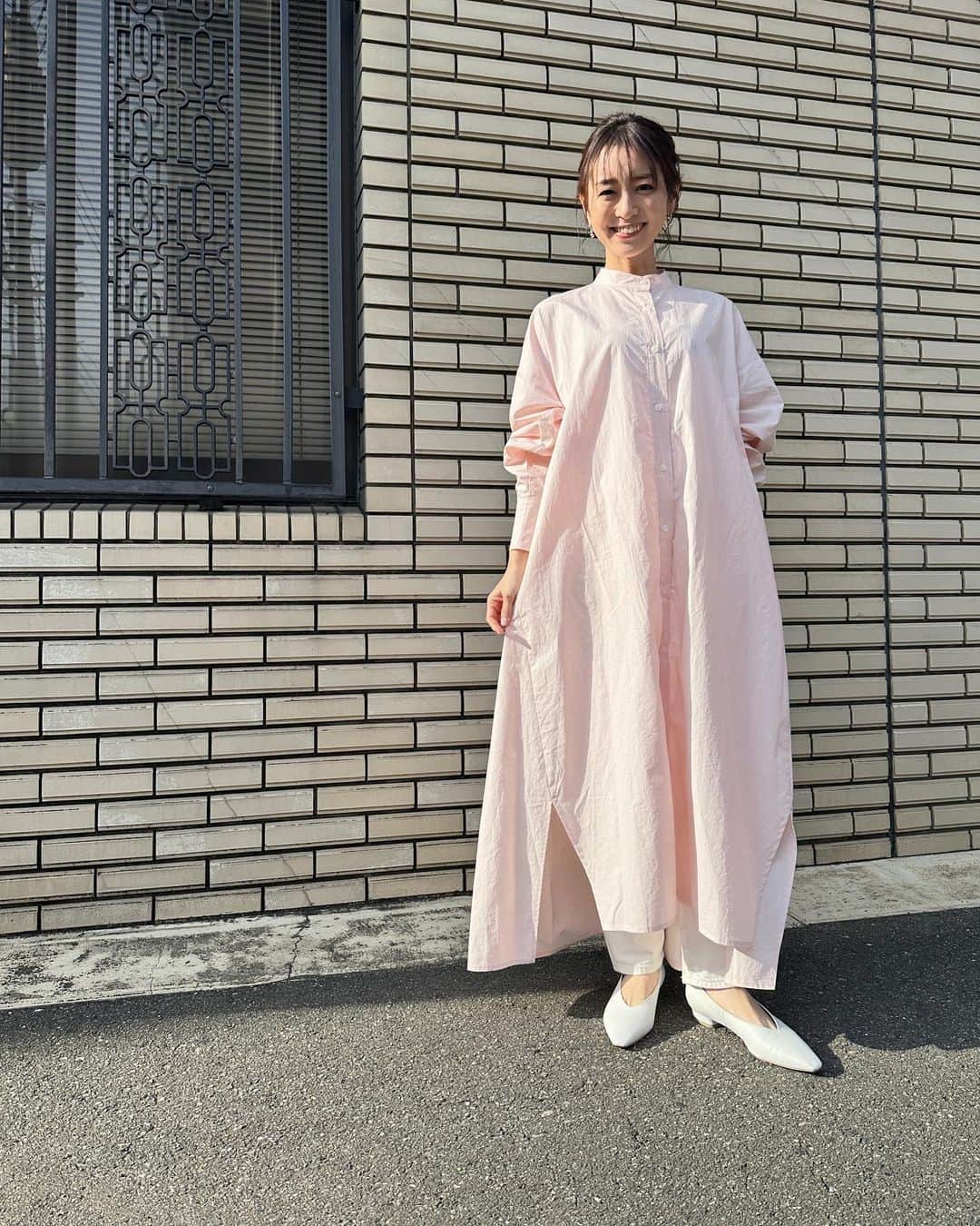伊藤舞のインスタグラム：「🌸 3月のARNEの衣装です。 . @hholickids さんのshirt onepiece。 . 春色のピンクなので、 白デニムと白パンプスを合わせました♡ . ワイドなシルエットと スッキリ見せてくれる長めの袖口が バランス良くて可愛かったです。 . . #hholic #outfit #arne #fukuoka」