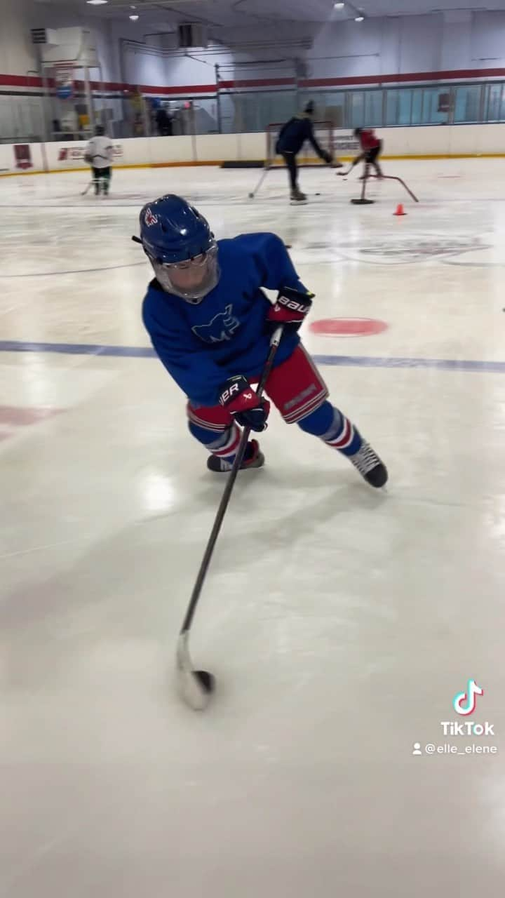 エレーネ・ゲデヴァニシヴィリのインスタグラム：「Happy Birthday Ry 🎉 Ryan turned 11 today!  Keep up the good work wishing you all the best @ryangraves8712   @mid_fairfield_hockey  @besahockey  @cuttingedgeiceacademy_  @dwardy22  #BesaHockey #ellegedeevideos #edgework #Balance #Efficency #Speed  #Agility #ellegedeevideos #hockeytiktoks #sportstiktok」