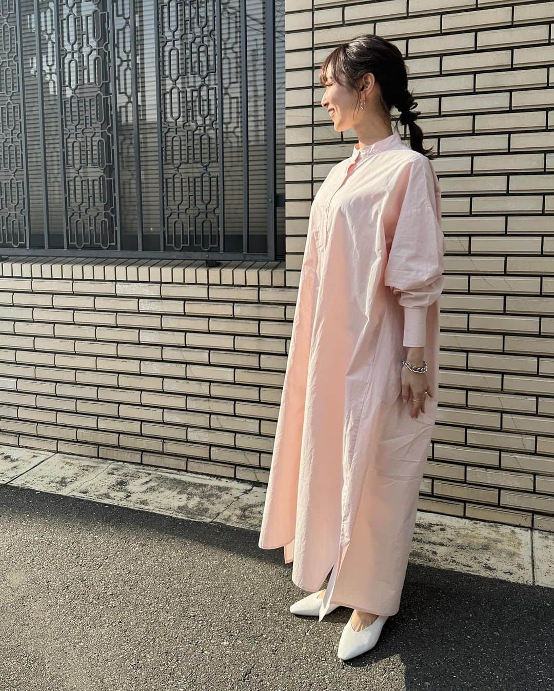 伊藤舞さんのインスタグラム写真 - (伊藤舞Instagram)「🌸 3月のARNEの衣装です。 . @hholickids さんのshirt onepiece。 . 春色のピンクなので、 白デニムと白パンプスを合わせました♡ . ワイドなシルエットと スッキリ見せてくれる長めの袖口が バランス良くて可愛かったです。 . . #hholic #outfit #arne #fukuoka」3月10日 12時50分 - maiito_fbs