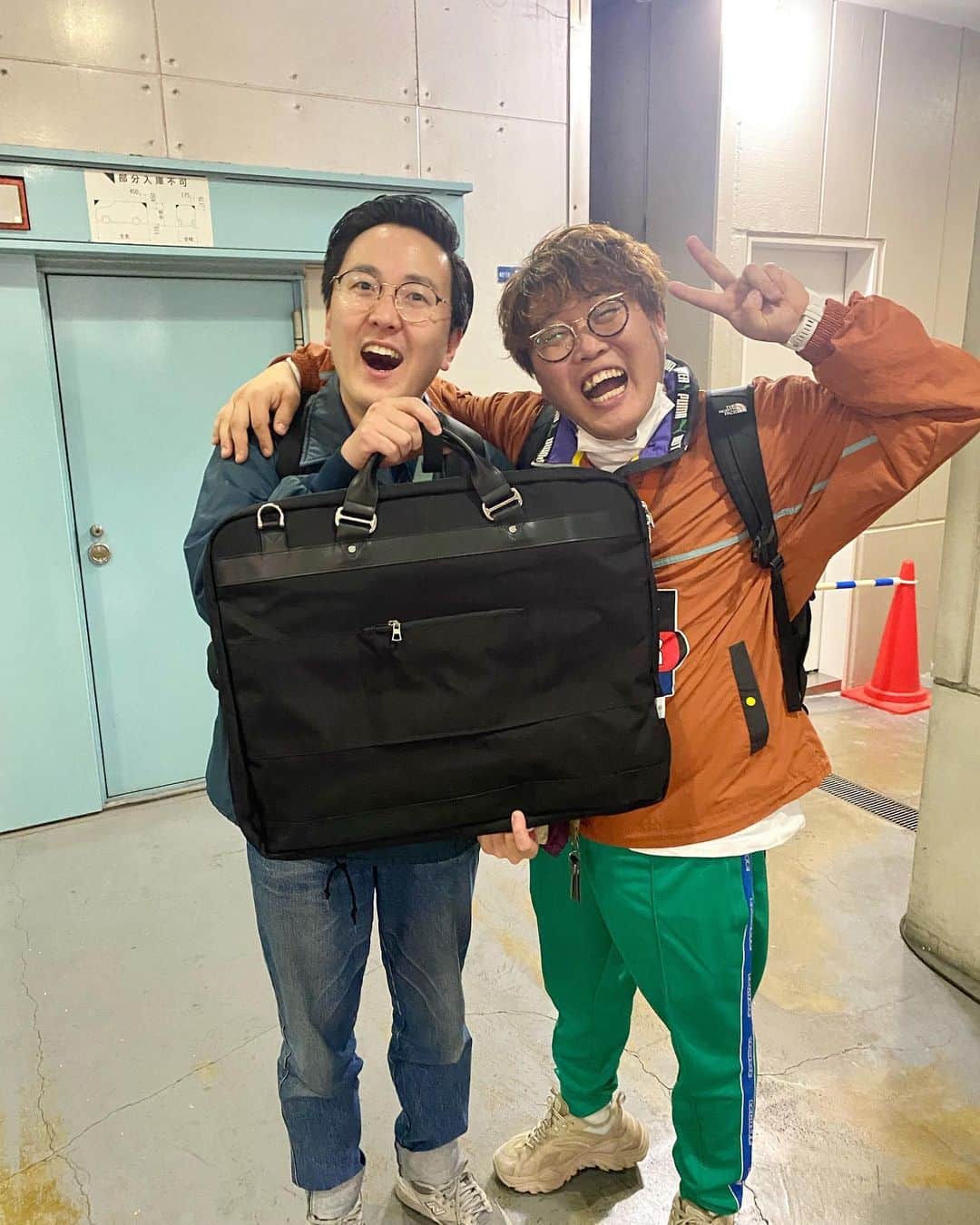 鎌田キテレツさんのインスタグラム写真 - (鎌田キテレツInstagram)「幸せショット  #大東しょうい食事会 #大東さんは先輩だけど大東しょういのフルネームがかっこよすぎて呼び捨てで呼んでしまう #絶対だめ #中谷さんと牡蠣 #この時期週3くらい一緒にいた #みんな幸せになって欲しいが口癖 #荒川と新幹線で遭遇 #その後はるにも会って今日泊まるとこがないと言い出し3人で宿探しまくる #キラキラした後輩眩しい #漫才至上主義in名古屋 #脇田さん名古屋の全てを喰らい尽くす #ロッシーさんとイオンモール営業 #空き時間にヒートテックを買ってくださる #テレビで見てたまんまの超かっこいい先輩 #中谷さんからの誕生日プレゼント #この日僕は漫才師になりました #37期東京大集合 #全員オーディション落ちる #安場さんの歯の汚れは萌々にお任せあれ #介護 #周平さんと中谷さんとスラムダンク #2時間ずっと泣いてた #次はブルージャイアント誰か見に行こう #ノムさんからの誕生日プレゼント #洒落にならないくらい高い靴をいただいた #なける」3月10日 12時57分 - nendo.1116
