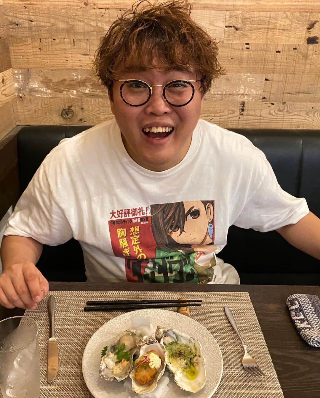 鎌田キテレツさんのインスタグラム写真 - (鎌田キテレツInstagram)「幸せショット  #大東しょうい食事会 #大東さんは先輩だけど大東しょういのフルネームがかっこよすぎて呼び捨てで呼んでしまう #絶対だめ #中谷さんと牡蠣 #この時期週3くらい一緒にいた #みんな幸せになって欲しいが口癖 #荒川と新幹線で遭遇 #その後はるにも会って今日泊まるとこがないと言い出し3人で宿探しまくる #キラキラした後輩眩しい #漫才至上主義in名古屋 #脇田さん名古屋の全てを喰らい尽くす #ロッシーさんとイオンモール営業 #空き時間にヒートテックを買ってくださる #テレビで見てたまんまの超かっこいい先輩 #中谷さんからの誕生日プレゼント #この日僕は漫才師になりました #37期東京大集合 #全員オーディション落ちる #安場さんの歯の汚れは萌々にお任せあれ #介護 #周平さんと中谷さんとスラムダンク #2時間ずっと泣いてた #次はブルージャイアント誰か見に行こう #ノムさんからの誕生日プレゼント #洒落にならないくらい高い靴をいただいた #なける」3月10日 12時57分 - nendo.1116