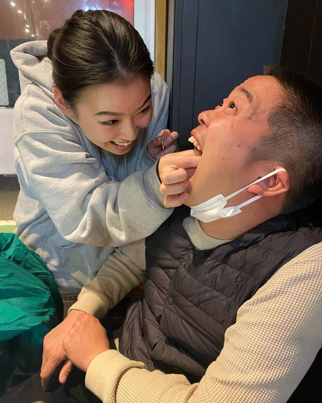 鎌田キテレツさんのインスタグラム写真 - (鎌田キテレツInstagram)「幸せショット  #大東しょうい食事会 #大東さんは先輩だけど大東しょういのフルネームがかっこよすぎて呼び捨てで呼んでしまう #絶対だめ #中谷さんと牡蠣 #この時期週3くらい一緒にいた #みんな幸せになって欲しいが口癖 #荒川と新幹線で遭遇 #その後はるにも会って今日泊まるとこがないと言い出し3人で宿探しまくる #キラキラした後輩眩しい #漫才至上主義in名古屋 #脇田さん名古屋の全てを喰らい尽くす #ロッシーさんとイオンモール営業 #空き時間にヒートテックを買ってくださる #テレビで見てたまんまの超かっこいい先輩 #中谷さんからの誕生日プレゼント #この日僕は漫才師になりました #37期東京大集合 #全員オーディション落ちる #安場さんの歯の汚れは萌々にお任せあれ #介護 #周平さんと中谷さんとスラムダンク #2時間ずっと泣いてた #次はブルージャイアント誰か見に行こう #ノムさんからの誕生日プレゼント #洒落にならないくらい高い靴をいただいた #なける」3月10日 12時57分 - nendo.1116