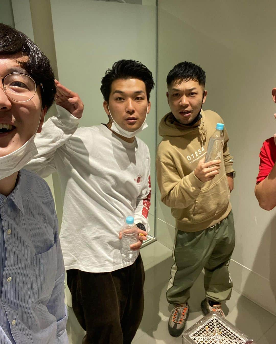 鎌田キテレツさんのインスタグラム写真 - (鎌田キテレツInstagram)「幸せショット  #大東しょうい食事会 #大東さんは先輩だけど大東しょういのフルネームがかっこよすぎて呼び捨てで呼んでしまう #絶対だめ #中谷さんと牡蠣 #この時期週3くらい一緒にいた #みんな幸せになって欲しいが口癖 #荒川と新幹線で遭遇 #その後はるにも会って今日泊まるとこがないと言い出し3人で宿探しまくる #キラキラした後輩眩しい #漫才至上主義in名古屋 #脇田さん名古屋の全てを喰らい尽くす #ロッシーさんとイオンモール営業 #空き時間にヒートテックを買ってくださる #テレビで見てたまんまの超かっこいい先輩 #中谷さんからの誕生日プレゼント #この日僕は漫才師になりました #37期東京大集合 #全員オーディション落ちる #安場さんの歯の汚れは萌々にお任せあれ #介護 #周平さんと中谷さんとスラムダンク #2時間ずっと泣いてた #次はブルージャイアント誰か見に行こう #ノムさんからの誕生日プレゼント #洒落にならないくらい高い靴をいただいた #なける」3月10日 12時57分 - nendo.1116