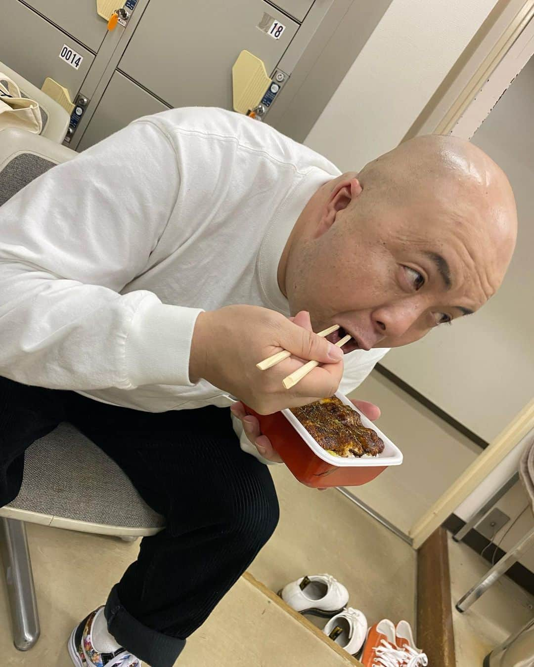 鎌田キテレツさんのインスタグラム写真 - (鎌田キテレツInstagram)「幸せショット  #大東しょうい食事会 #大東さんは先輩だけど大東しょういのフルネームがかっこよすぎて呼び捨てで呼んでしまう #絶対だめ #中谷さんと牡蠣 #この時期週3くらい一緒にいた #みんな幸せになって欲しいが口癖 #荒川と新幹線で遭遇 #その後はるにも会って今日泊まるとこがないと言い出し3人で宿探しまくる #キラキラした後輩眩しい #漫才至上主義in名古屋 #脇田さん名古屋の全てを喰らい尽くす #ロッシーさんとイオンモール営業 #空き時間にヒートテックを買ってくださる #テレビで見てたまんまの超かっこいい先輩 #中谷さんからの誕生日プレゼント #この日僕は漫才師になりました #37期東京大集合 #全員オーディション落ちる #安場さんの歯の汚れは萌々にお任せあれ #介護 #周平さんと中谷さんとスラムダンク #2時間ずっと泣いてた #次はブルージャイアント誰か見に行こう #ノムさんからの誕生日プレゼント #洒落にならないくらい高い靴をいただいた #なける」3月10日 12時57分 - nendo.1116