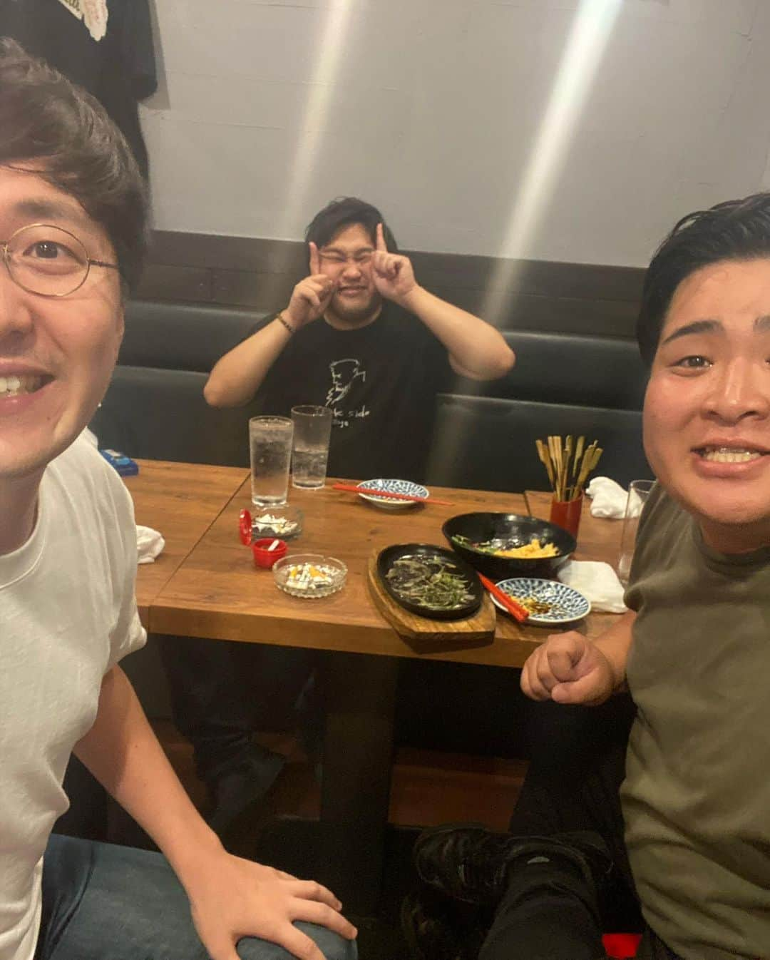 鎌田キテレツのインスタグラム：「幸せショット  #大東しょうい食事会 #大東さんは先輩だけど大東しょういのフルネームがかっこよすぎて呼び捨てで呼んでしまう #絶対だめ #中谷さんと牡蠣 #この時期週3くらい一緒にいた #みんな幸せになって欲しいが口癖 #荒川と新幹線で遭遇 #その後はるにも会って今日泊まるとこがないと言い出し3人で宿探しまくる #キラキラした後輩眩しい #漫才至上主義in名古屋 #脇田さん名古屋の全てを喰らい尽くす #ロッシーさんとイオンモール営業 #空き時間にヒートテックを買ってくださる #テレビで見てたまんまの超かっこいい先輩 #中谷さんからの誕生日プレゼント #この日僕は漫才師になりました #37期東京大集合 #全員オーディション落ちる #安場さんの歯の汚れは萌々にお任せあれ #介護 #周平さんと中谷さんとスラムダンク #2時間ずっと泣いてた #次はブルージャイアント誰か見に行こう #ノムさんからの誕生日プレゼント #洒落にならないくらい高い靴をいただいた #なける」