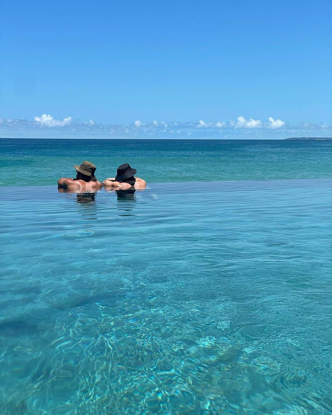 ブライアンアトウッドのインスタグラム：「Made it to Paradise @nihi 🏝️🌊☀️💙」