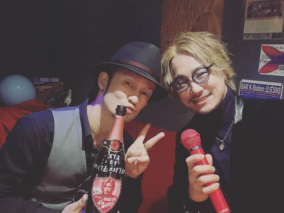 前田けゑさんのインスタグラム写真 - (前田けゑInstagram)「【41歳】 2023年３月４日 前田けゑは41歳になりました。 #お祝いコメントありがとうございます #誕生日イベントもサンキュー  高校の時に芸能人になるって活動しだして あれやこれや手をつけてグルーっと遠回りしたような気はしますがw  『いつもの如く日々現状が一番』 良くも悪くも今が一番です😁  良くもの理由は 若い時に想像していたことの実現 いまの友達が最高 更なるチャレンジの体力が有り余っている などなどです。  悪くもの理由は ずっと変わらず友達といたいと思ってたけど、それぞれ人生があり生活の変化があること 10代20代30代40代で出来ることが違う 自分の年齢に感覚が追いつかないときがある などなどです。  欲を言えばキリないですがw 全てのことを考えるのは難しいので これまで通り 『自分のまわりでいてくれる友達が良くなればいい』という感覚で 40代も楽しんでいこうと思います‼️  ３月は友達の誕生日も多いのでお祝いするのも楽しみ！！  現在新宿に BAR K-Stationという小さなカラオケバー🎤(10周年)  と Darts &Dining Bar I'sアイズという昨年９月オープンのビル一棟でもオーナーやってまして 1階がカラオケができるダイニングバー(個室ダーツあり) 地下がプロが集まるダーツバー 2階が撮影スタジオ、フリースペース 3階美容室pompです。  アドレス Darts＆Dining I's 03-6233-9010 https://maps.app.goo.gl/KxEi9JBASLtMxAYPA?g_st=ic  ３／11土曜日は アイズでお祝いしてくれるとのことなので、もちろん参加しようとスケジュールあけています。 18:00から24:00まで飲み放題、出入り自由と気軽に顔出しに来てこれるような価格にしてくれてますので、のんびりおしゃべりしましょう😁  3/11を過ぎましたら 映画上映時や講演会やイベントやパーティーなどお会いする機会もなかなか少ないので是非お時間ある方は乾杯しに来てくださいね！！！」3月10日 13時27分 - ke_maeda