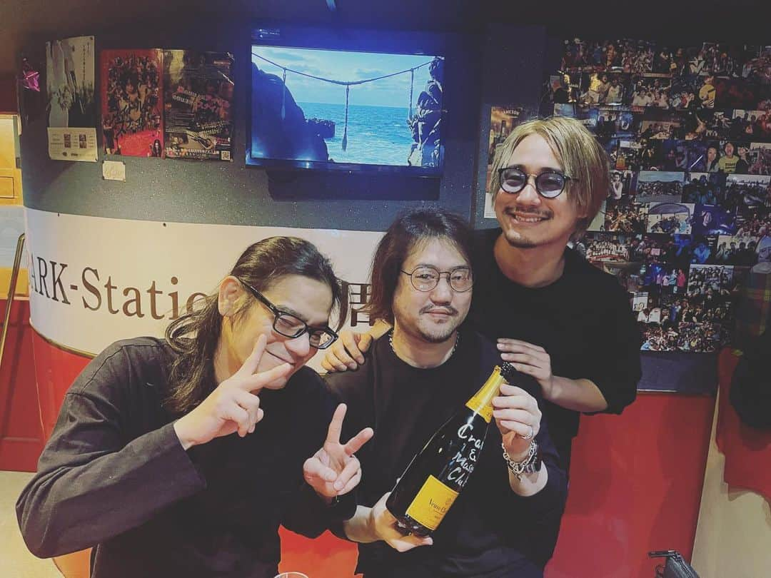 前田けゑさんのインスタグラム写真 - (前田けゑInstagram)「【41歳】 2023年３月４日 前田けゑは41歳になりました。 #お祝いコメントありがとうございます #誕生日イベントもサンキュー  高校の時に芸能人になるって活動しだして あれやこれや手をつけてグルーっと遠回りしたような気はしますがw  『いつもの如く日々現状が一番』 良くも悪くも今が一番です😁  良くもの理由は 若い時に想像していたことの実現 いまの友達が最高 更なるチャレンジの体力が有り余っている などなどです。  悪くもの理由は ずっと変わらず友達といたいと思ってたけど、それぞれ人生があり生活の変化があること 10代20代30代40代で出来ることが違う 自分の年齢に感覚が追いつかないときがある などなどです。  欲を言えばキリないですがw 全てのことを考えるのは難しいので これまで通り 『自分のまわりでいてくれる友達が良くなればいい』という感覚で 40代も楽しんでいこうと思います‼️  ３月は友達の誕生日も多いのでお祝いするのも楽しみ！！  現在新宿に BAR K-Stationという小さなカラオケバー🎤(10周年)  と Darts &Dining Bar I'sアイズという昨年９月オープンのビル一棟でもオーナーやってまして 1階がカラオケができるダイニングバー(個室ダーツあり) 地下がプロが集まるダーツバー 2階が撮影スタジオ、フリースペース 3階美容室pompです。  アドレス Darts＆Dining I's 03-6233-9010 https://maps.app.goo.gl/KxEi9JBASLtMxAYPA?g_st=ic  ３／11土曜日は アイズでお祝いしてくれるとのことなので、もちろん参加しようとスケジュールあけています。 18:00から24:00まで飲み放題、出入り自由と気軽に顔出しに来てこれるような価格にしてくれてますので、のんびりおしゃべりしましょう😁  3/11を過ぎましたら 映画上映時や講演会やイベントやパーティーなどお会いする機会もなかなか少ないので是非お時間ある方は乾杯しに来てくださいね！！！」3月10日 13時27分 - ke_maeda