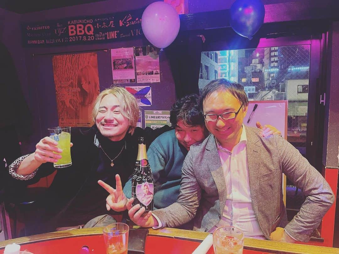 前田けゑさんのインスタグラム写真 - (前田けゑInstagram)「【41歳】 2023年３月４日 前田けゑは41歳になりました。 #お祝いコメントありがとうございます #誕生日イベントもサンキュー  高校の時に芸能人になるって活動しだして あれやこれや手をつけてグルーっと遠回りしたような気はしますがw  『いつもの如く日々現状が一番』 良くも悪くも今が一番です😁  良くもの理由は 若い時に想像していたことの実現 いまの友達が最高 更なるチャレンジの体力が有り余っている などなどです。  悪くもの理由は ずっと変わらず友達といたいと思ってたけど、それぞれ人生があり生活の変化があること 10代20代30代40代で出来ることが違う 自分の年齢に感覚が追いつかないときがある などなどです。  欲を言えばキリないですがw 全てのことを考えるのは難しいので これまで通り 『自分のまわりでいてくれる友達が良くなればいい』という感覚で 40代も楽しんでいこうと思います‼️  ３月は友達の誕生日も多いのでお祝いするのも楽しみ！！  現在新宿に BAR K-Stationという小さなカラオケバー🎤(10周年)  と Darts &Dining Bar I'sアイズという昨年９月オープンのビル一棟でもオーナーやってまして 1階がカラオケができるダイニングバー(個室ダーツあり) 地下がプロが集まるダーツバー 2階が撮影スタジオ、フリースペース 3階美容室pompです。  アドレス Darts＆Dining I's 03-6233-9010 https://maps.app.goo.gl/KxEi9JBASLtMxAYPA?g_st=ic  ３／11土曜日は アイズでお祝いしてくれるとのことなので、もちろん参加しようとスケジュールあけています。 18:00から24:00まで飲み放題、出入り自由と気軽に顔出しに来てこれるような価格にしてくれてますので、のんびりおしゃべりしましょう😁  3/11を過ぎましたら 映画上映時や講演会やイベントやパーティーなどお会いする機会もなかなか少ないので是非お時間ある方は乾杯しに来てくださいね！！！」3月10日 13時27分 - ke_maeda