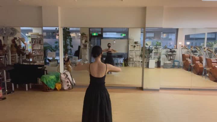 石坂友里のインスタグラム：「今は古典フラに挑戦してます。 初めてのカヒコ🌴🌴 すっごく楽しいです🌴🌴 フラから学ぶ素敵なことたくさんあるので これからはいいなぁと思ったことも シェアできたらと思ってます！🌺  感謝や愛を表現する世界が とても素敵だと思って はじめたフラダンスでしたが(4年目突入✨✨) 素敵な先生に出会って フラダンスにもソロの部が あることを知りました🌺  だから、新たに基礎からしっかりと学び直して フラをじっくり自分のものにしようと✨✨ 新しいスタートをきったところです🌺  生活の中でもいつもフラと一緒に 綺麗に見せるために体を作ったり マインドを学んだり そうしたらモデルの仕事にも いい影響を与えてくれるんじゃ ないかと思っています🌺 (マラソンとトレーニングが私に大きな影響を与えてくれたように🏃‍♀️✨✨)  지금은 고전 훌라에 도전하고 있어요 너무 재밌어요🌴🌴 훌라댄스에게 배운 이쁜 것들도 앞으로는 많이 공유할 수 있었으면 좋겠어요!🌺  감사나 사랑을 표현하는 세상이너무 멋지다고 생각해서 시작한 훌라댄스였지만 (4년차 돌입👏) 멋진 선생님을 만나서 훌라댄스에도 솔로춤이 있다는 것을 알개 되었어요🌺  그래서 새롭게 기초부터 제대로 다시 배워 훌라를 내것 으로 만들려고 ✨✨ 새로운 시작을 막 시작을 했어요🌺  생활할때도 항상 훌라댄스랑 함께 예쁘게 보이기 위해서 몸을 만들거나 마인드를 배우거나 그러면 모델 일에도 좋은 영향을 주지 않을까 아닐까 생각하고 있어여🌺 (마라톤이랑 트레이닝이 나에게 큰 영향을 준 것처럼🏃‍♀️✨✨)  #フラダンス#フラ#カヒコ」