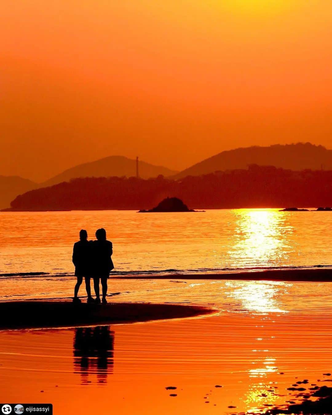 兵庫県さんのインスタグラム写真 - (兵庫県Instagram)「love_hyogoでは皆さんが #lovehyogo のハッシュタグをつけて投稿していただいた写真を紹介させていただきます。  本日のピックアップは ＠eijisassyi  さんのお写真です👑 ハッシュタグをつけての投稿ありがとうございます🙏🏻  写真は、たつの市にある新舞子海岸での一枚です📷✨  オレンジ色の海🌇 干潟と夕日のコラボが見事ですね😊🌼  大潮の日の干潮時は、干潟の面積が更に大きくなり 朝日の反射する光景がいつも以上に美しいと 写真愛好家の中でも人気なのだとか📸🌅  春🌸にはハマグリ、アサリなどの潮干狩り🐚が楽しめ、 夏🏖️は海水浴場としても楽しめる新舞子海岸🌊  これからの季節が楽しみです😄💓   兵庫にまつわる投稿は #lovehyogo のハッシュタグをお願いします👈   This is "love_hyogo", the official Instagram of Hyogo Prefecture. We will introduce photos posted by you with the hashtag #lovehyogo on love_hyogo.   Today's pick is a photo by ＠eijisassyi Thank you for posting with the hashtag!  Please use the hashtag #lovehyogo for Hyogo related posts!  --------------------------------------------------------------------------- 兵庫県では、新型コロナウイルス感染拡大を予防する『ひょうごスタイル』（📍3密（密閉、密集、密接）の回避📍身体的距離の確保📍マスクの着用等）の推進のご協力をお願いしています。 ---------------------------------------------------------------------------  #兵庫県#兵庫#hyogo #lovehyogo#love_hyogo #japan #photooftheday#followme #instagood #photography #picooftheday #happy   #たつの市#新舞子#舞 #潮干狩り#朝日#夕日 #お出かけスポット#海#海岸 #自慢したい兵庫の景色 #写真好きと繋がりたい」3月10日 13時40分 - love_hyogo