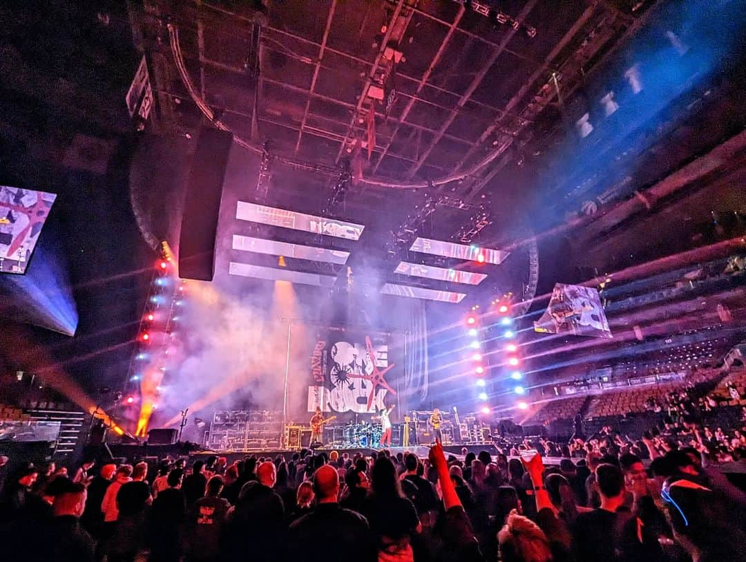 ONE OK ROCKさんのインスタグラム写真 - (ONE OK ROCKInstagram)「Toronto!! #ONEOKROCK #MUSE #US #tour」3月10日 13時40分 - oneokrockofficial