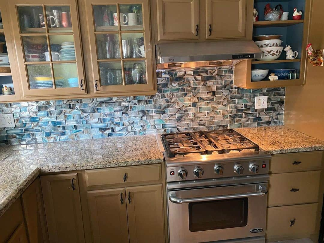 ドット=マリー・ジョーンズのインスタグラム：「I Retiled our backsplash @bridgettcjones found this beautiful glass tile! We love it so much!! Still need to wipe it down to get the grout glaze off so don’t look too close!」