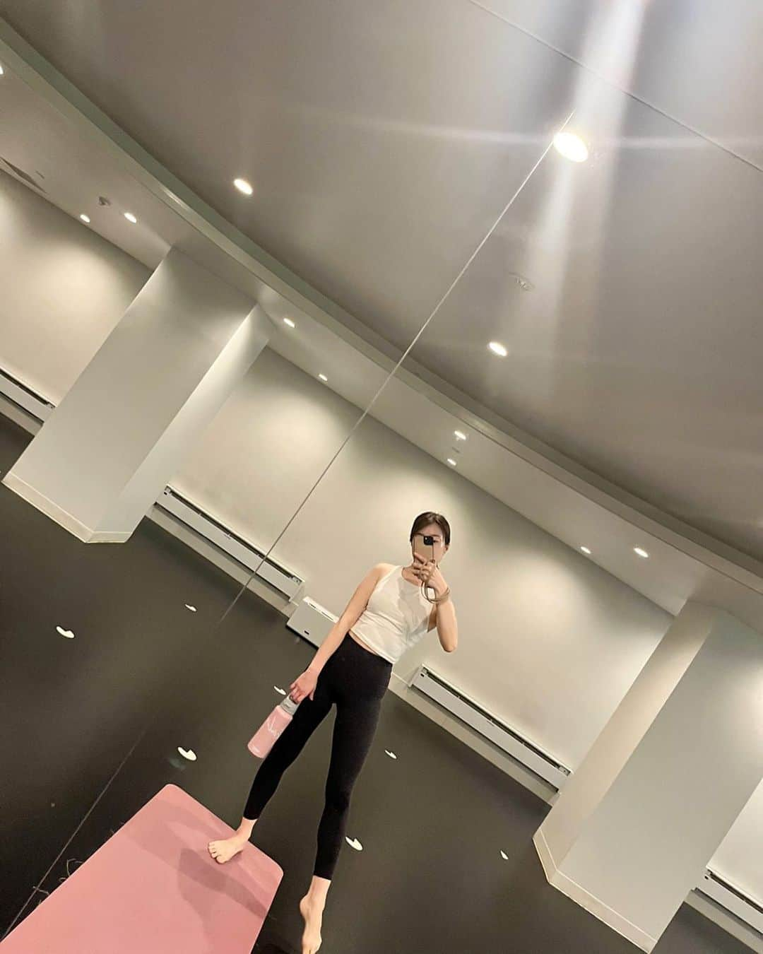 川端里奈のインスタグラム：「今日も今日とて🧘‍♀️💓💓💓 ボトル最近買ったのおきにいり♡ なんだかんだピンクがやめられない31歳。。。  #🧘‍♀️#ヨガインストラクター」