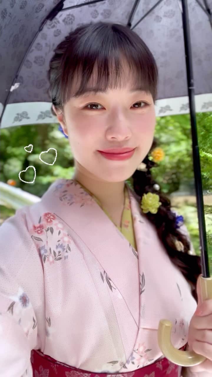 のインスタグラム：「撮影したのは春では無いですが、お着物の色と言い、緑の爽やかさもあり、この季節に発売されるのにピッタリな雰囲気に仕上がりました🌸🌱 本日67th DVD『激潮』発売です🌊 #着物 #kimono #お着物 #和装 #着物ヘア #和装ヘア #japan #japanesegirl #asiangirl」