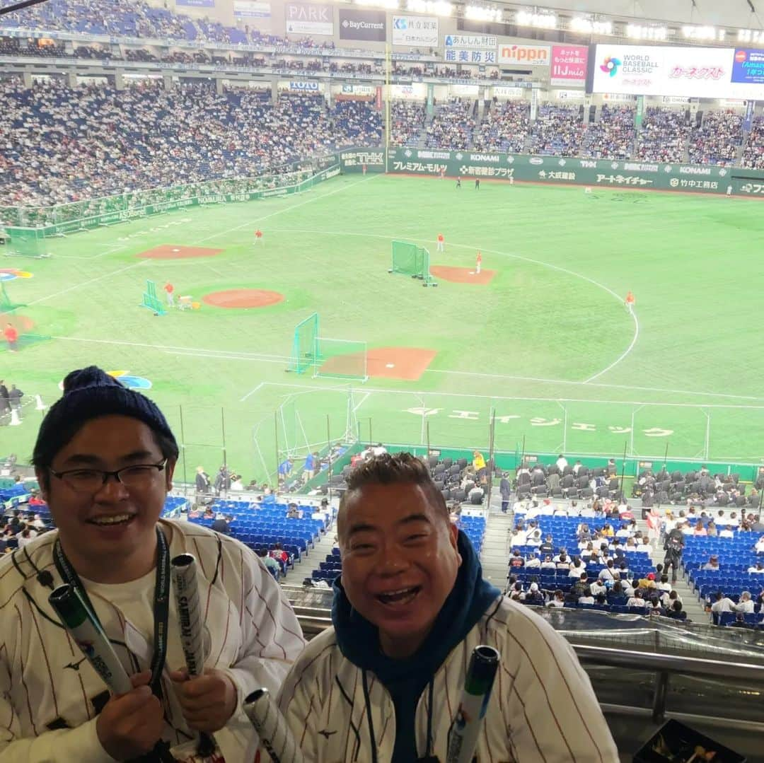 中岡創一さんのインスタグラム写真 - (中岡創一Instagram)「WBCに潜入中岡  声だしOKってことで  スーパースターな選手達に  “頑張れ～”とお伝えできました。  出川さん泣きそうになってました！  #中岡は黙って球場のゴミ拾っとけ #中岡は球場帰りの渋滞の原因の１つ #審判の方々が中岡はアウトと言ってました #でもWBC最高やん #いいねもらっとけ」3月10日 14時06分 - lottinakaoka