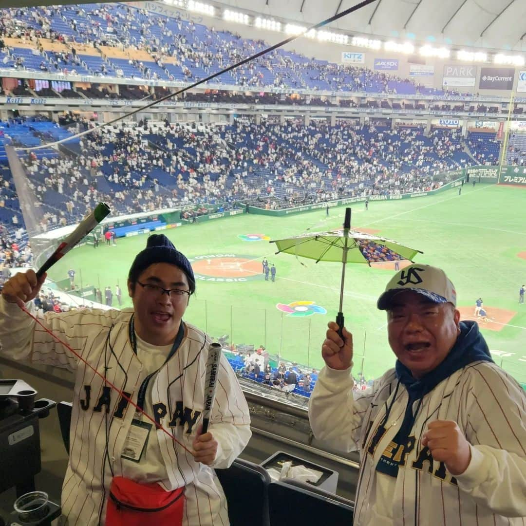 中岡創一さんのインスタグラム写真 - (中岡創一Instagram)「WBCに潜入中岡  声だしOKってことで  スーパースターな選手達に  “頑張れ～”とお伝えできました。  出川さん泣きそうになってました！  #中岡は黙って球場のゴミ拾っとけ #中岡は球場帰りの渋滞の原因の１つ #審判の方々が中岡はアウトと言ってました #でもWBC最高やん #いいねもらっとけ」3月10日 14時06分 - lottinakaoka