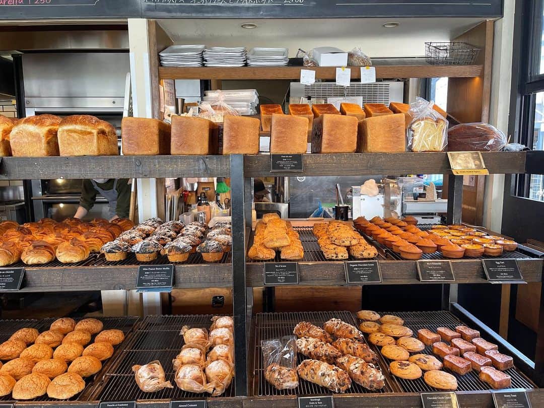 小川りかこさんのインスタグラム写真 - (小川りかこInstagram)「お気に入りのカフェの一つ☕️ 麹町にあるNo.4🍞 パンもたくさんあって美味しい！ 近くへ行くと必ずパンを大量買いしちゃう😋 オープン当初から通っているけど、あれよあれよと大人気になって、いつも行列が😳最近はカフェでのんびりはなかなか出来なくて、いつもテイクアウト🤗 特にレーズンぎっしりのレーズンパンが大好き🍇  #カフェ#cafe#パン#パン屋#レーズンパン#No4#麹町#麹町パン屋#市ヶ谷#市ヶ谷パン屋#ブリオッシュ#フレンチトースト#🍞#🥐」3月10日 14時08分 - rikakoogawa