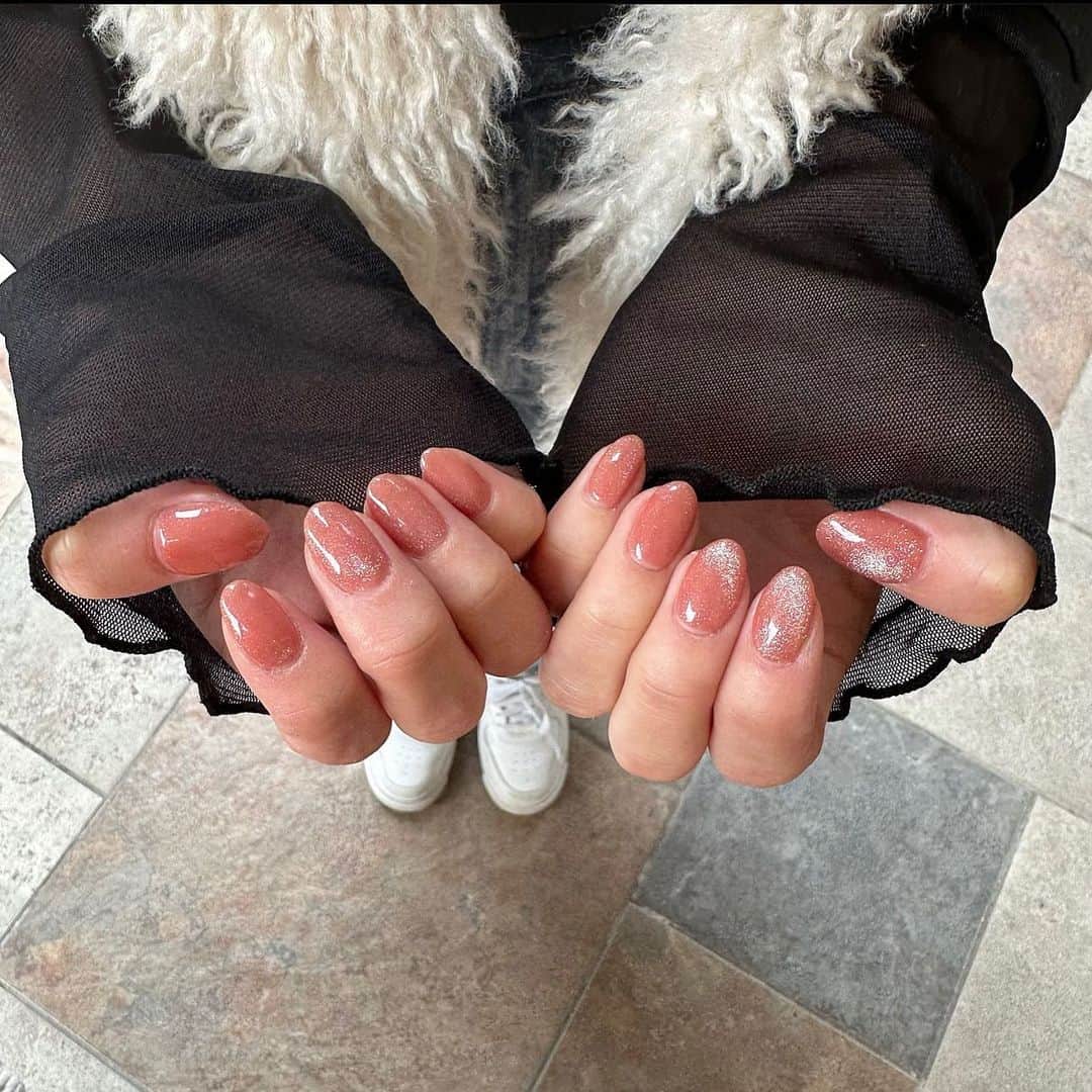 のインスタグラム：「ピンクベージュがちゅるんってしてて可愛い〜😩💕 マグネットネイルは初めてした♡ 春っぽいネイル🌷💕 最近暖かくなってきて嬉しい〜💕💕  #マグネットネイル #マグネットネイルデザイン #マグネット #ネイル #ピンクベージュネイル #ピンクベージュ #ジェルネイル #ちゅるんネイル #ちゅるんネイルピンク #ピンクネイル #ベージュネイル」