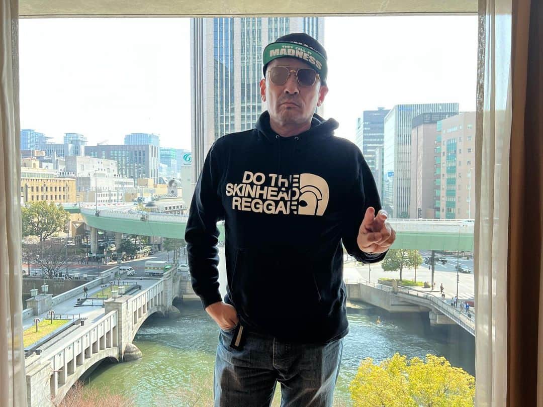 クレイジーケンバンド【公式】のインスタグラム：「ハロー大阪！ 横山は本日、MARK'E Rolling 70に出演いたします。  byスタッフ  #クレイジーケンバンド  #crazykenband  #横山剣 #fmcocolo765 #MMM765 #sm765」