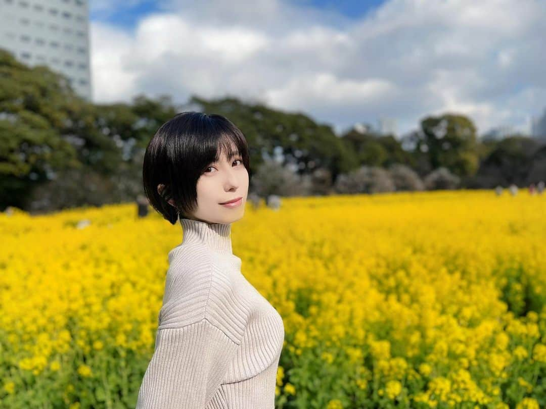 乃亜のインスタグラム：「菜の花が見頃を迎えていました。 きれい。  #浜離宮恩賜庭園 #花畑 #菜の花 #ポートレート #撮影」