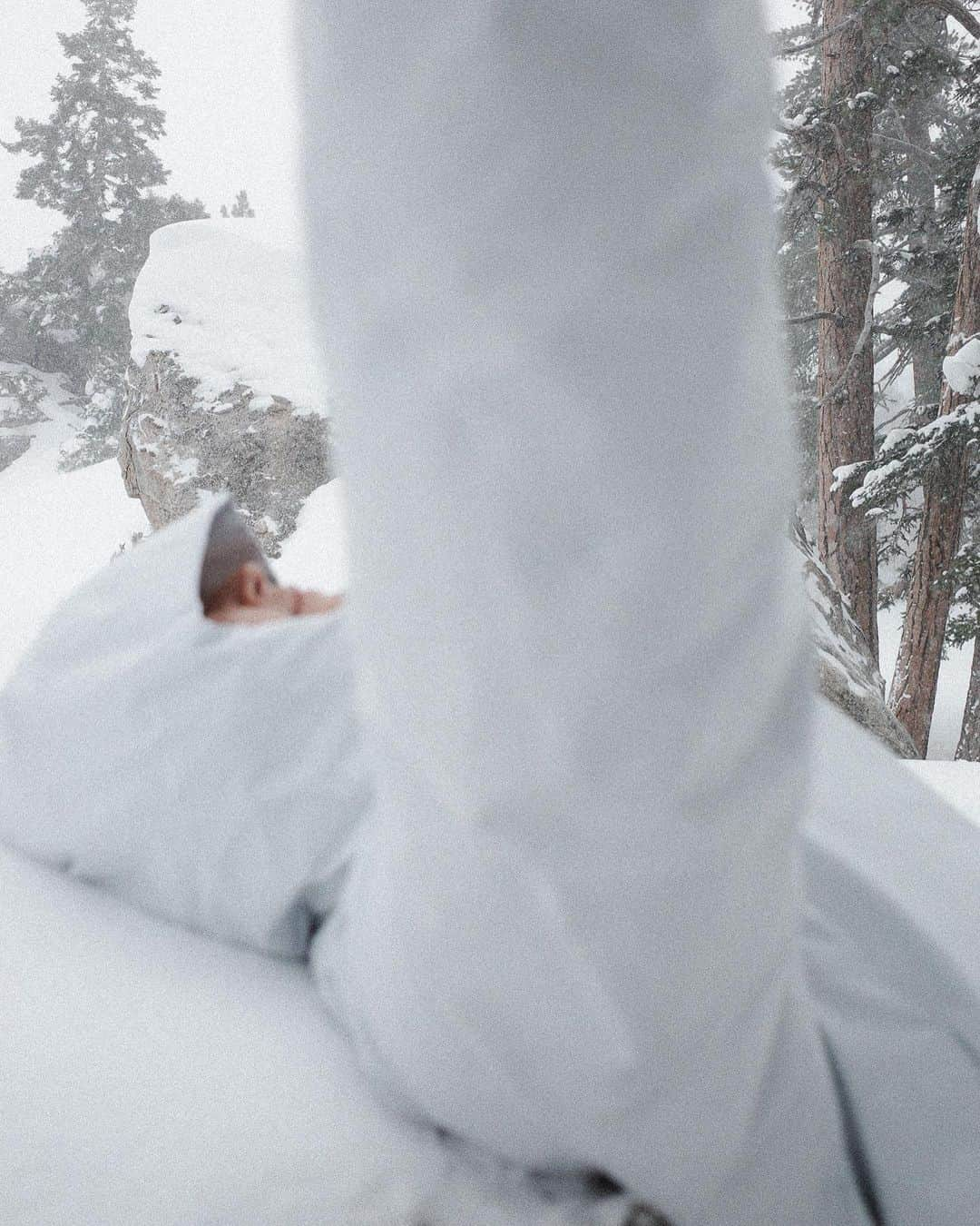 松島エミさんのインスタグラム写真 - (松島エミInstagram)「Just another snow dump❄️  Ph by @markpopovich   . .  #winterwonderland#snow #backcountry#outdoors #palmsprings #desertmountains#beautifuldestinations #californiaadventure#optoutside #landscapephotography#mountaingirls #explorecalifornia#wanderlust#snowadventure#winteradventures#frozen#mountains#スキー#雪景色#arcteryx #veilance#snowhike#winterhiking#girlswhohike」3月10日 14時33分 - emimatsushima