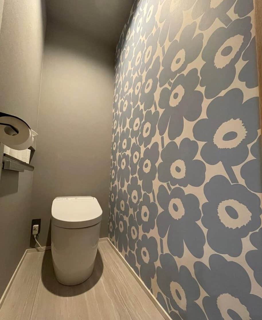 インテリアショップ メルサのインスタグラム：「・ @ao_treeing さんの ご新居先の1階のトイレのアクセントクロスとして #マリメッコ壁紙 より ウニッコ/スカイブルー をご採用頂きました！  こちらのスカイブルーは 発売されてからまだ半年ほどの新色です。 実際に壁紙として貼った施工例は他ではあまり見かけませんので ご検討中の方はとても参考になるかと思います☺︎  マリメッコインテリア＝ビビットな空間 という印象をお持ちの方も多いと思われますが  ペールカラーやモノトーンを組み合わせることで ひとつ大人の北欧インテリアに✨アクセントカラーもとても効果的で素敵ですね！  ワンちゃんネコちゃんと暮らす @ao_treeing さんの マイホーム🐕🐈✨  今回も素敵なご投稿をありがとうございます！  ------------------------------------- #marimekko壁紙 は 写真のお色の他にも レッドやグレイなど定番のウニッコカラーもお取り扱いしております！  その他の marimekko 壁紙も  #メルサ楽天市場店 でご購入頂けます↓  https://item.rakuten.co.jp/merusa/mw-uni/  商品のお問い合わせ、採寸、コーディネート等のご依頼は ・電話 0796-23-2338  ・メールアドレス info@merusa.net  ・ダイレクトメール または #メルサ楽天市場店 まで  お気軽にお問い合わせ下さい。  ------------------------------------- オーダーカーテンとインテリアの店 メルサ https://www.merusa.net  メルサ楽天市場店 https://item.rakuten.co.jp/merusa/mw-uni/  #マリメッコ壁紙 #marimekko壁紙 #マリメッコインテリア  #marimekko #マリメッコ  #unikko #ウニッコ壁紙 #ペールカラー壁紙 #くすみカラーインテリア  #マリメッコのある暮らし  #新築 #リフォーム #リノベーション #アクセントクロス #トイレインテリア  #北欧インテリア #インテリアコーディネート  #merusa #豊岡 #兵庫」