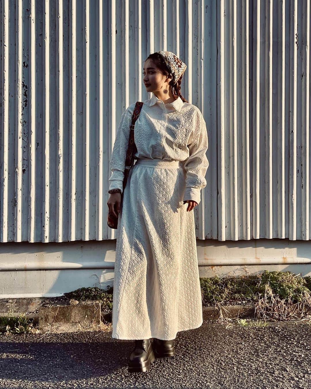 チアコマのインスタグラム：「@paseos_official パシオス年間アンバサダー  今月のパシオスはこちら💁‍♀️♡   めっちゃ可愛いシャツ買った♡ セットアップで購入したんやけど、 別できても可愛い😍♡ ⁡ シンプルでめちゃ使えるからこれにしてよかった！ 肩落ち感もめっちゃ好み🥹   【こちらのコーデ】   ★ 4110511321 シャツ　1969円 ★4110700281 スカート　2409円   【今回の購入品】  ★ 4110511321 シャツ　1969円 ★4110700281 スカート　2409円 ★3151120221 シューズ　2970円 ★4110421221 ワンピース　2970円    パシオスはオンラインでも購入できるよー！   パシオスのインスタはこちら→ @paseos_official   #パシオス #pr #パシオスコーデ  #セットアップ #セットアップコーデ  #paseos #カーキコーデ #低身長コーデ #fashion #fashionstyle #153cm #153cmコーデ #ちびコーデ  #サンダルコーデ #サンダル #デニムコーデ #デニム　#自撮り #他撮り風 #salonmodel #セルフポートレート #セルフポートレート女子 #model"」