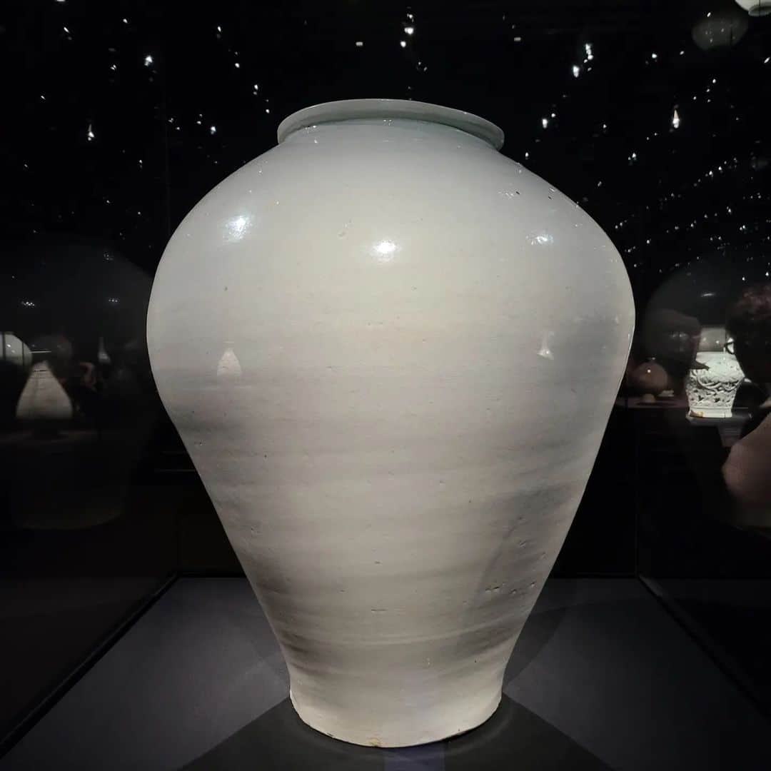 カン・ソラさんのインスタグラム写真 - (カン・ソラInstagram)「@leeummuseumofart  #조선의백자군자지향  white porcelain of Chosun」3月10日 15時02分 - reveramess_