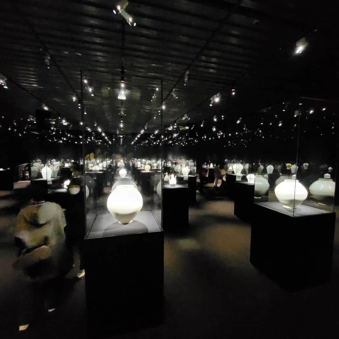 カン・ソラさんのインスタグラム写真 - (カン・ソラInstagram)「@leeummuseumofart  #조선의백자군자지향  white porcelain of Chosun」3月10日 15時02分 - reveramess_