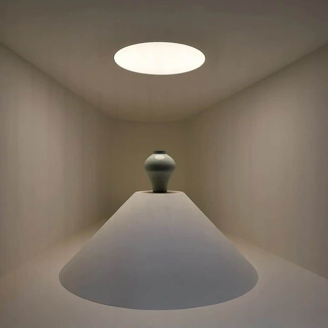 カン・ソラのインスタグラム：「@leeummuseumofart  #조선의백자군자지향  white porcelain of Chosun」