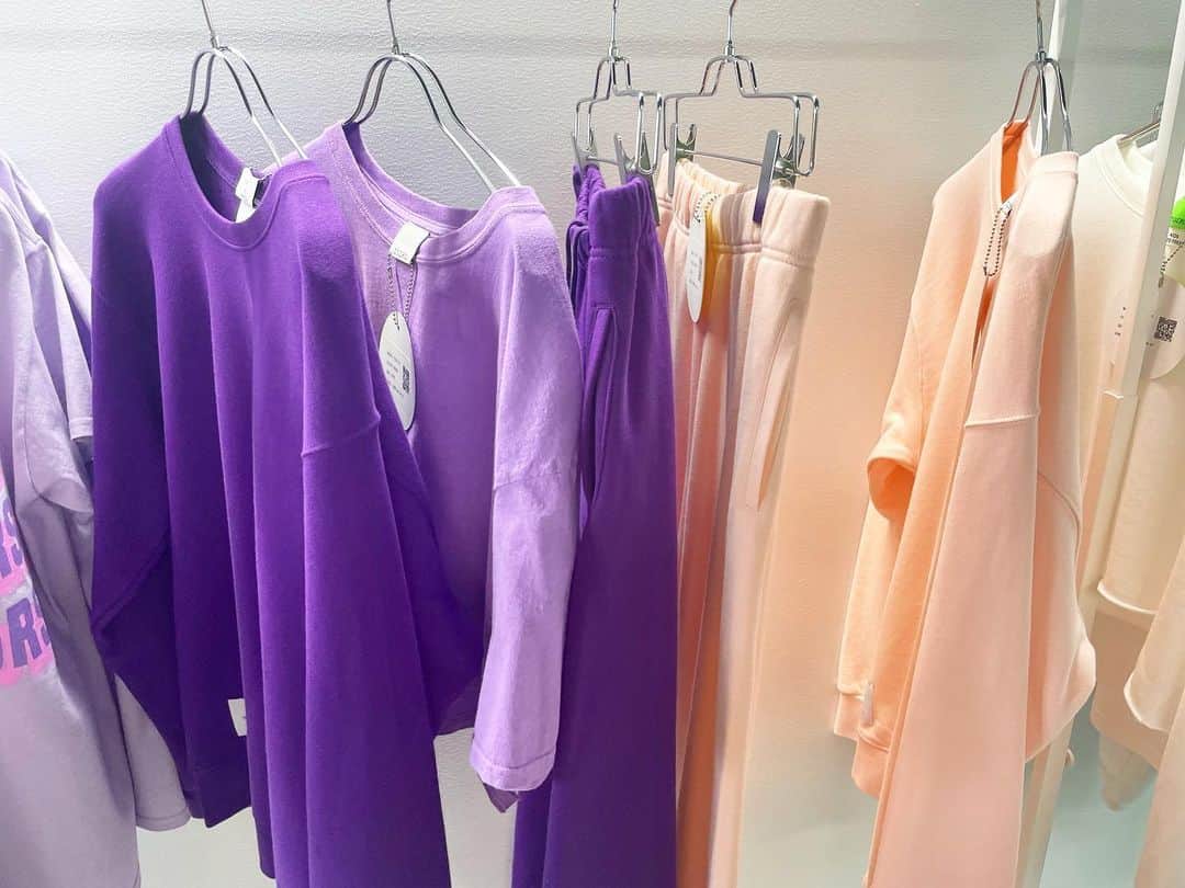 のインスタグラム：「Went to TOIRO’s exhibition and ordered some clothe for me and my daughter!  お迎えの前に　@yukawatanabe_hanabo さんの新ブランド、TOIRO @toiro__toiro 展示会にお邪魔してきました。 春ですね。カラフルなお洋服に気持ちもワクワク。  キッズもあったのでパープル好きな娘にはスウェットの上下もオーダーしました。 タウンでトップスとしても着られる水着もオーダー(背中が大きくあいててめちゃめちゃかわいい。) ダイエットにも気合いが入ります。笑 届くのが楽しみです。  #toiro #newbrand #exhibition #展示会　#春服 #新ブランド」
