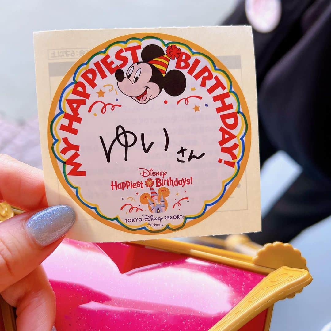 のインスタグラム：「ディズニーランド〜食べ物編😋〜 ・ 着いてすぐに向かったのは アトラクションではなくポップコーン🍿笑 ・ 感染対策なのか、ミッキーの手のポップコーントングも販売していてGET🤩 可愛いし、普段使いもできそう💡 ・ そして、夜はスモークターキーレッグ！これはランドに行ったら100%食べるやーつです😆⭐️ ・ ・ #東京ディズニーランド #tdl #ポップコーンバケット #ポップコーン #クッキーアンドクリーム #美女と野獣 #バースデーステッカー #hbd #ディズニーグルメ #😋」