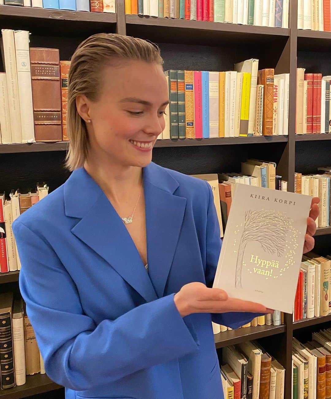 キーラ・コルピのインスタグラム：「Siinä se nyt on - virallisesti julkaistu! 💥⚡️ Mun kaunis, elegantti ja ennen kaikkea vahva runokirja: Hyppää vaan! Olen lopputuloksesta tosi, tosi ylpeä ja onnellinen.  Lämmin kiitos kustannustoimittaja Jenni Vehkaluoto, kuvittaja Emmi Kyytsönen ja koko @otavankirjat porukka. Kiitos myös tukijoille, ystäville, perheelle ja tietenkin teille rakkaat lukijat - ilman teitä tätä kirjaa ei olisi ❤️  Aiotko hankkia omasi jo tällä tai ensi viikolla? Kerro mulle pls sitten heti minkälainen lukukokemus se oli sulle!  Ihania lukuhetkiä 😘😘😘😘  #hyppäävaan」