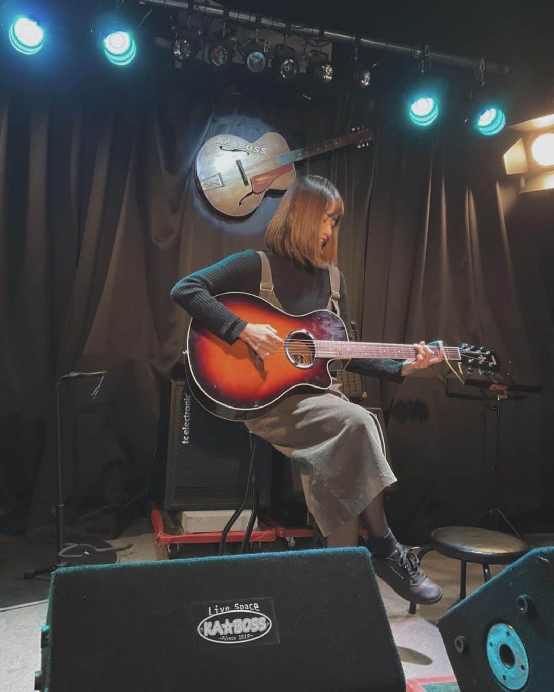 寺川里奈のインスタグラム：「知り合いのライブハウスへ遊びにいきました！ ライブしてるふり🤭 #guitar」