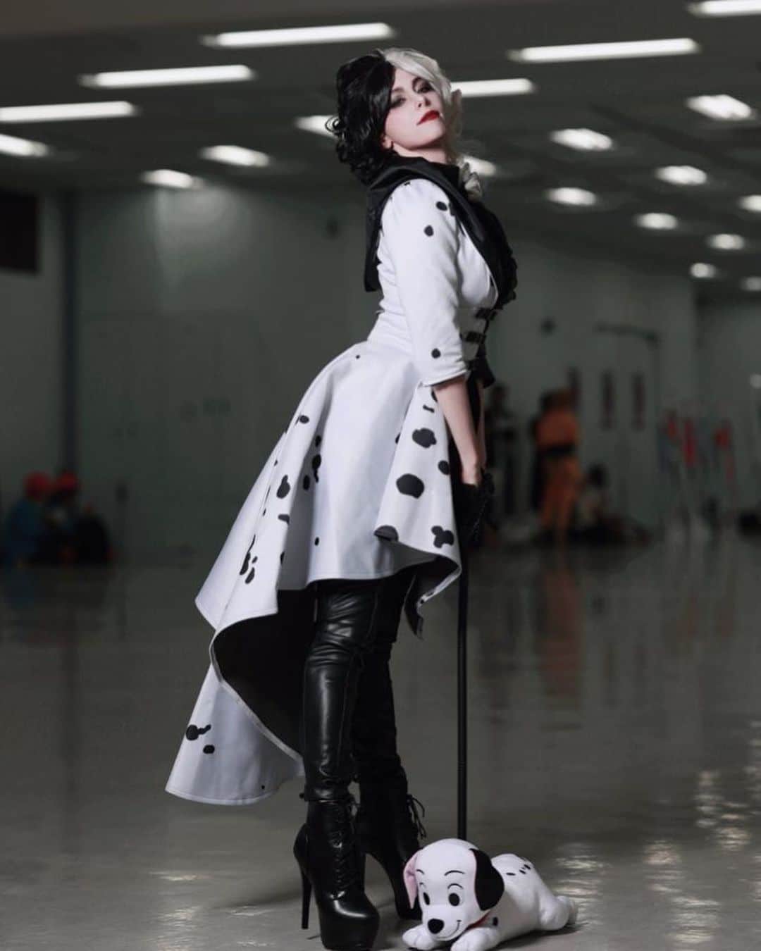 ユリコ・タイガーのインスタグラム：「Cruella 🐾   not everyone knows but I did Cruella last year at Halloween.  あんまり知られてないが 実は去年にクルエラ(実写)のコスプレをしたことある！  #disney #cosplayer #cosplay #コスプレ　#外国人モデル」