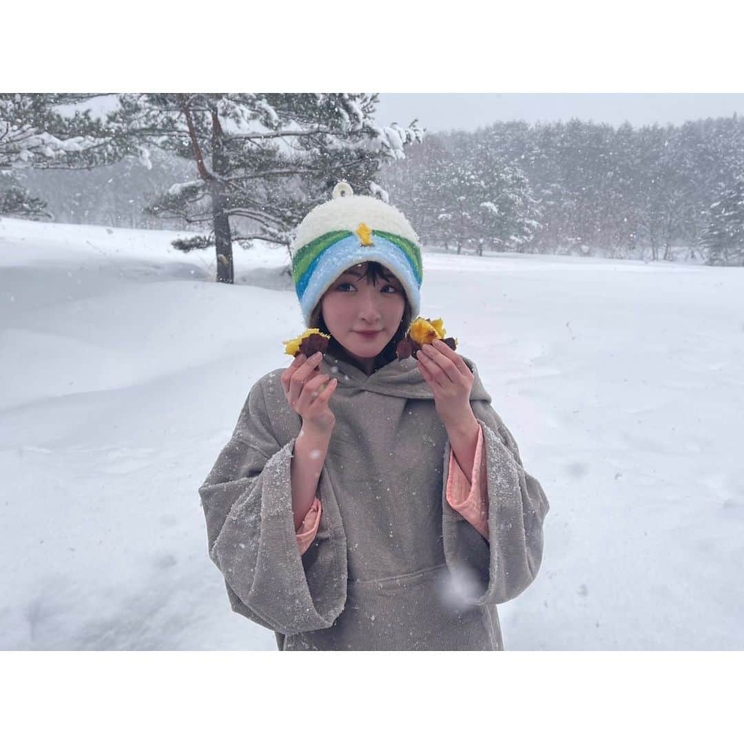 生駒里奈さんのインスタグラム写真 - (生駒里奈Instagram)「. 今夜放送の沸騰ワード10にて またまた秋田に取り憑かれて来ました〜！！  雪がもふもふの秋田に帰れるのが久しぶりだったのでテンション上がりました！！  あ、自分雪国の子だなって思えました！！  私が上京した後に出来たアクティビティや、 私が小さい頃から大好きな物。  地元の人でもびっくりしちゃうイベントなど盛りだくさんです😘  話変わるけど、髪伸びたな〜〜 気持ちは切りたいのよ。 ハンサムショートにしたい。 した上で一回真っ赤に染めたい。  夢です。  それはともかく！！ 沸騰ワード10絶対見てくれよな！！ それで、秋田に遊びに来てけれな！！  #沸騰ワード10 #秋田県 #由利本荘市 #生駒里奈 #生駒ちゃん」3月10日 15時38分 - ikomarina_1229
