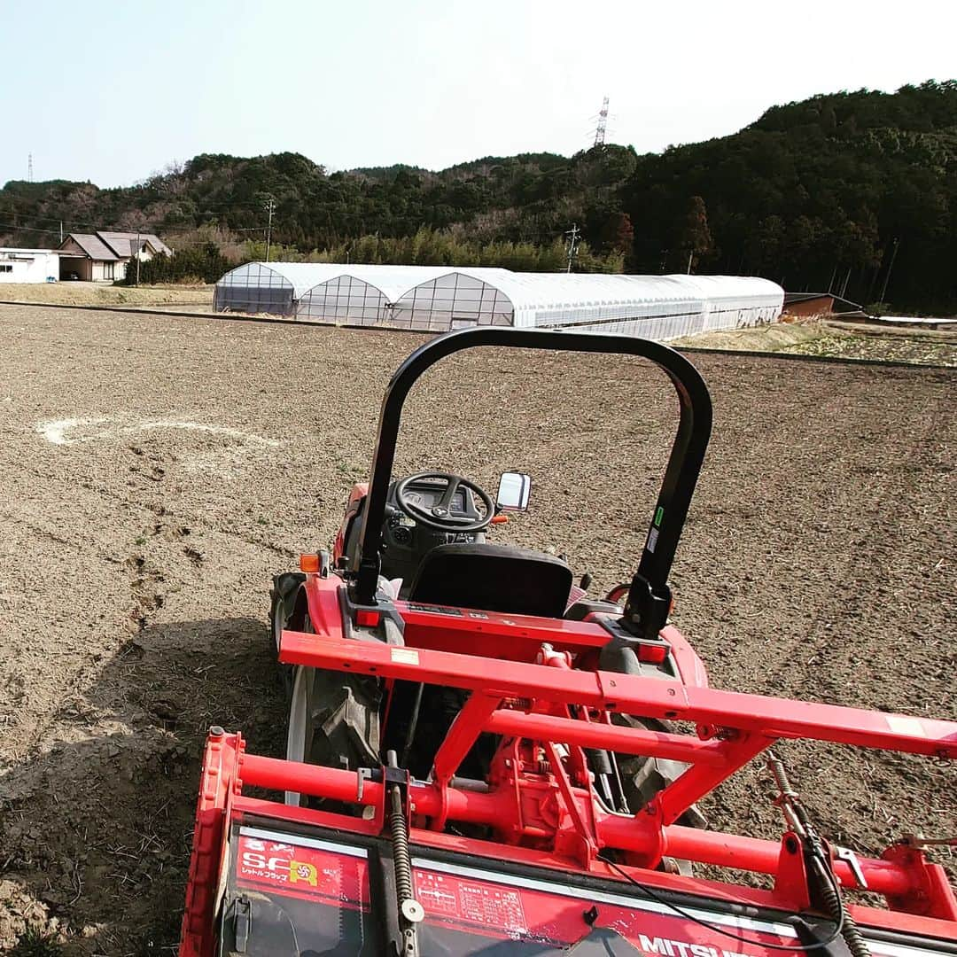 杉田芳尚さんのインスタグラム写真 - (杉田芳尚Instagram)「・  ・  雨ニモマケズ  風ニモマケズ  雪ニモ花粉ニモマケヌ丈夫ナカラダヲモチ  タダ平ニスルコト二ノミ集中シ  今年ノ土ヅクリヲハジメル  ヒトツキ半後には田植エヲヤリ  半年後ニハ収穫祭ヲシ  美味イコメヲソダテラレルヒトニワタシハナリタイ  #田植え準備 #コシヒカリ #三重県 #トラクター #花粉で大気が霞むのを見ると吐き気がする #宮沢賢治 #詩集 #パロディにしてはよくできた #コシヒカリ販売中!」3月10日 15時33分 - yoshihisasugita