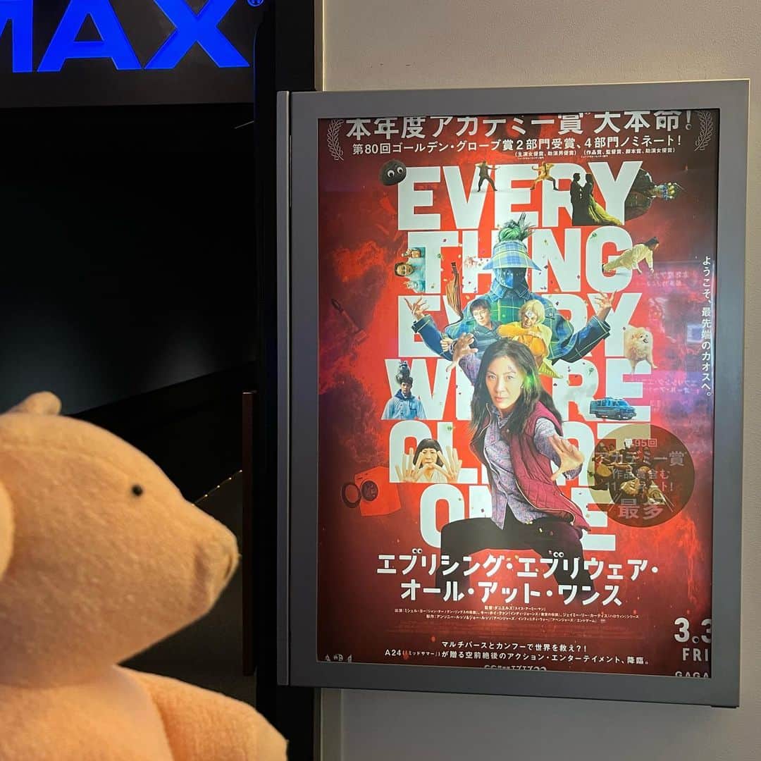 のインスタグラム：「『エブリシング・エブリウェア・オール・アット・ワンス』見てきた！ カオスの坩堝！  キー・ホイ・クァンがとても楽しそうに演技してたのが印象的でした。 #ぶたぶた #山崎ぶたぶた #矢崎存美」
