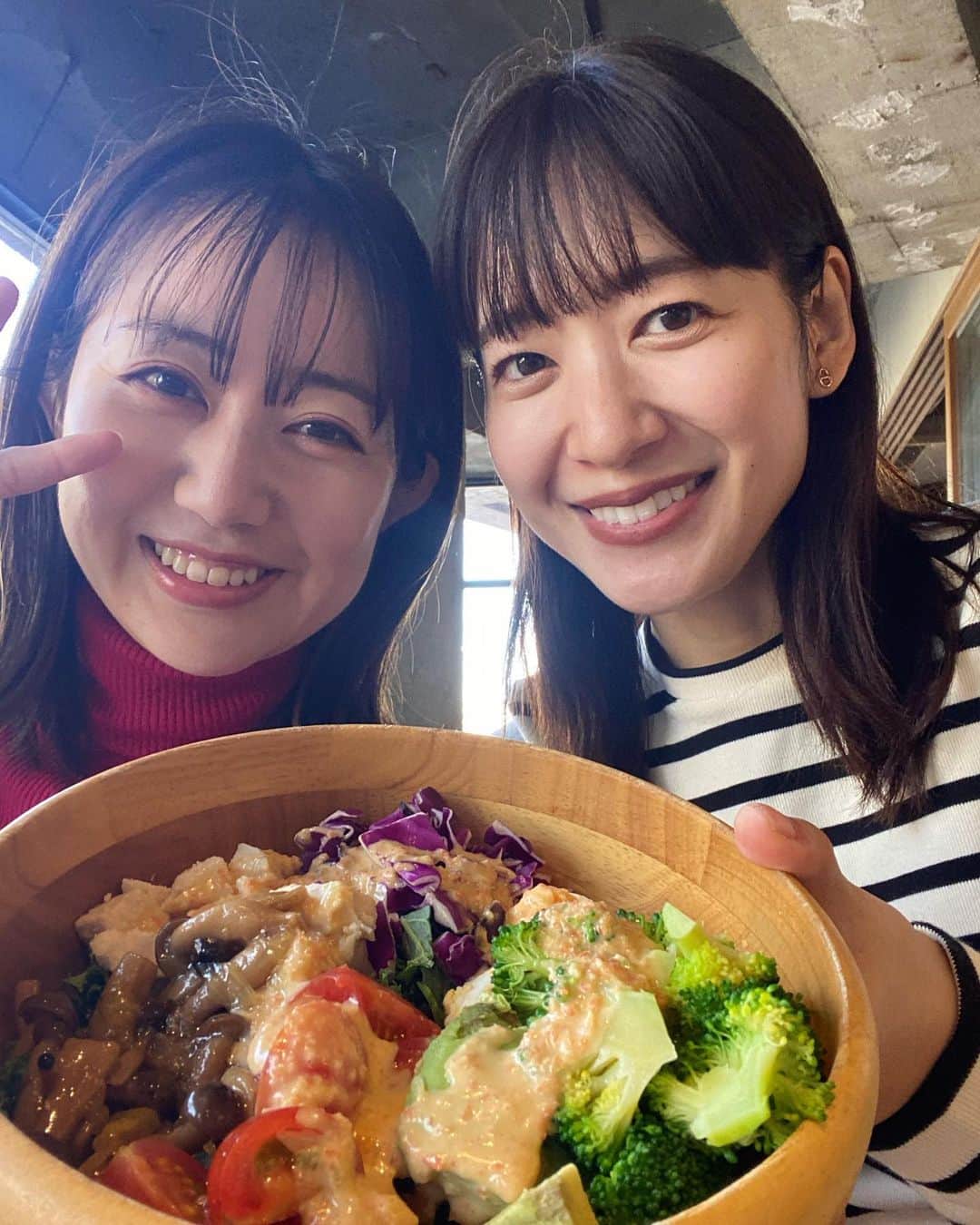 豊崎由里絵のインスタグラム：「. 先日、あきよさんと🥰 近況報告を５０分間ぶわーっと お互いノンストップで話しながら サラダをむしゃむしゃ食べ、 時間がきたら即解散！！🤣笑  . 隙間時間にパッとお会いできる感じが サイコーでした🤣❤️ 明日3月11日（土）は13:50〜 MBSラジオ　「PEACE with love」です。 YouTubeでも聴けるのでぜひ〜！ #吉田明世　さん」