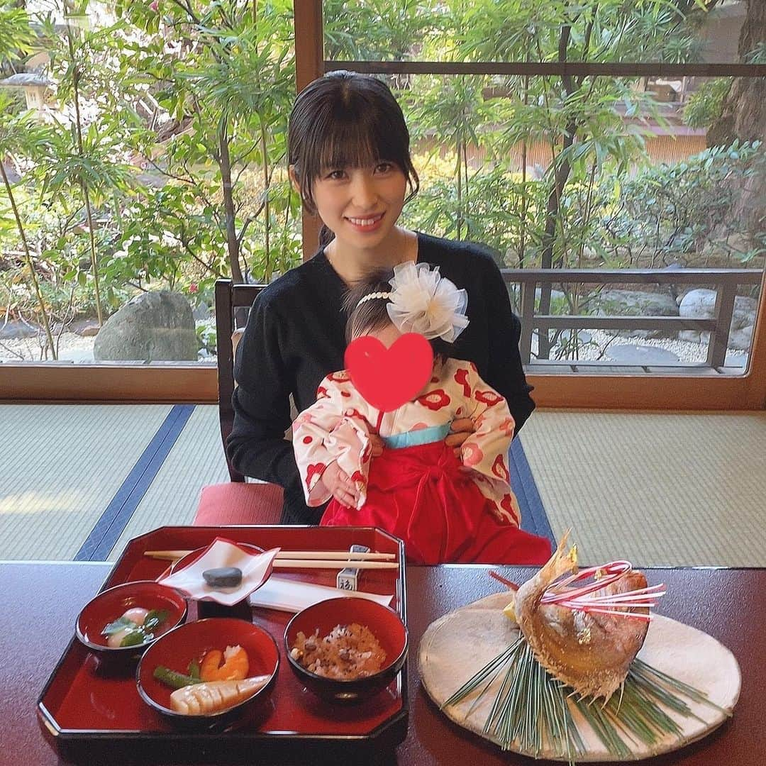 仙石みなみのインスタグラム：「. 🌸 先日、お食い初めをしました！ ごはんに興味津々で、もう食べそうな勢いでした。笑 初節句もありイベントいっぱい♡  #お食い初め #100日祝い #女の子ベビー」