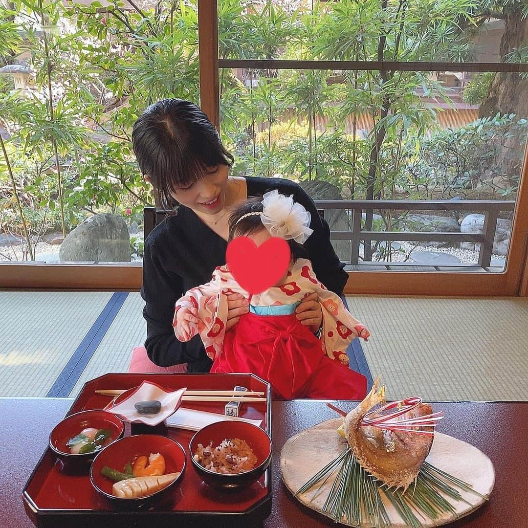 仙石みなみさんのインスタグラム写真 - (仙石みなみInstagram)「. 🌸 先日、お食い初めをしました！ ごはんに興味津々で、もう食べそうな勢いでした。笑 初節句もありイベントいっぱい♡  #お食い初め #100日祝い #女の子ベビー」3月10日 15時55分 - sengoku_minami