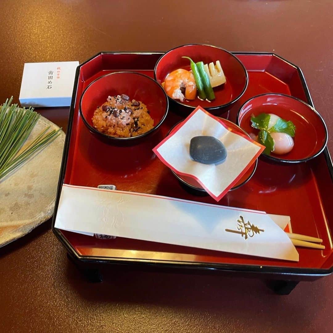 仙石みなみさんのインスタグラム写真 - (仙石みなみInstagram)「. 🌸 先日、お食い初めをしました！ ごはんに興味津々で、もう食べそうな勢いでした。笑 初節句もありイベントいっぱい♡  #お食い初め #100日祝い #女の子ベビー」3月10日 15時55分 - sengoku_minami