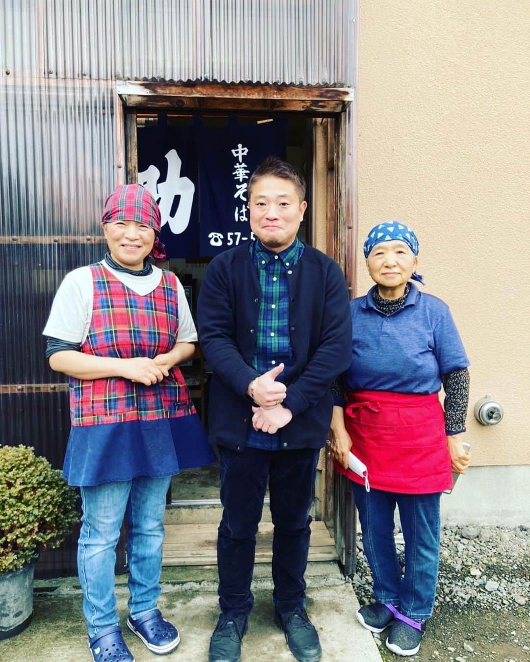 栗原心平さんのインスタグラム写真 - (栗原心平Instagram)「今日から青森県平川市へ！ まずはお昼ご飯。 名店「味助」さんへ。 青森県民にとって焼きそばはソウルフード。流石の旨さでした♪ 細麺と太麺が選べてそれぞれ個性があって好みの分かれるところ。僕は太麺が好きかなあ。 そしてラーメンも絶品でした🍜煮干しの出汁がしっかり効いた細めのちぢれ麺。好きだわ〜 お母さんたちにも良くしていただいておまけで鰊の飯寿司までいただきました。また来たいお店が増えました♪ しばらくこのインスタで平川市の良いところご紹介していきますね〜。 #栗原心平#shimpeikurihara #青森県 #平川市 #味助 #焼きそば #花粉あんのかよ#」3月10日 15時49分 - shimpei_kurihara